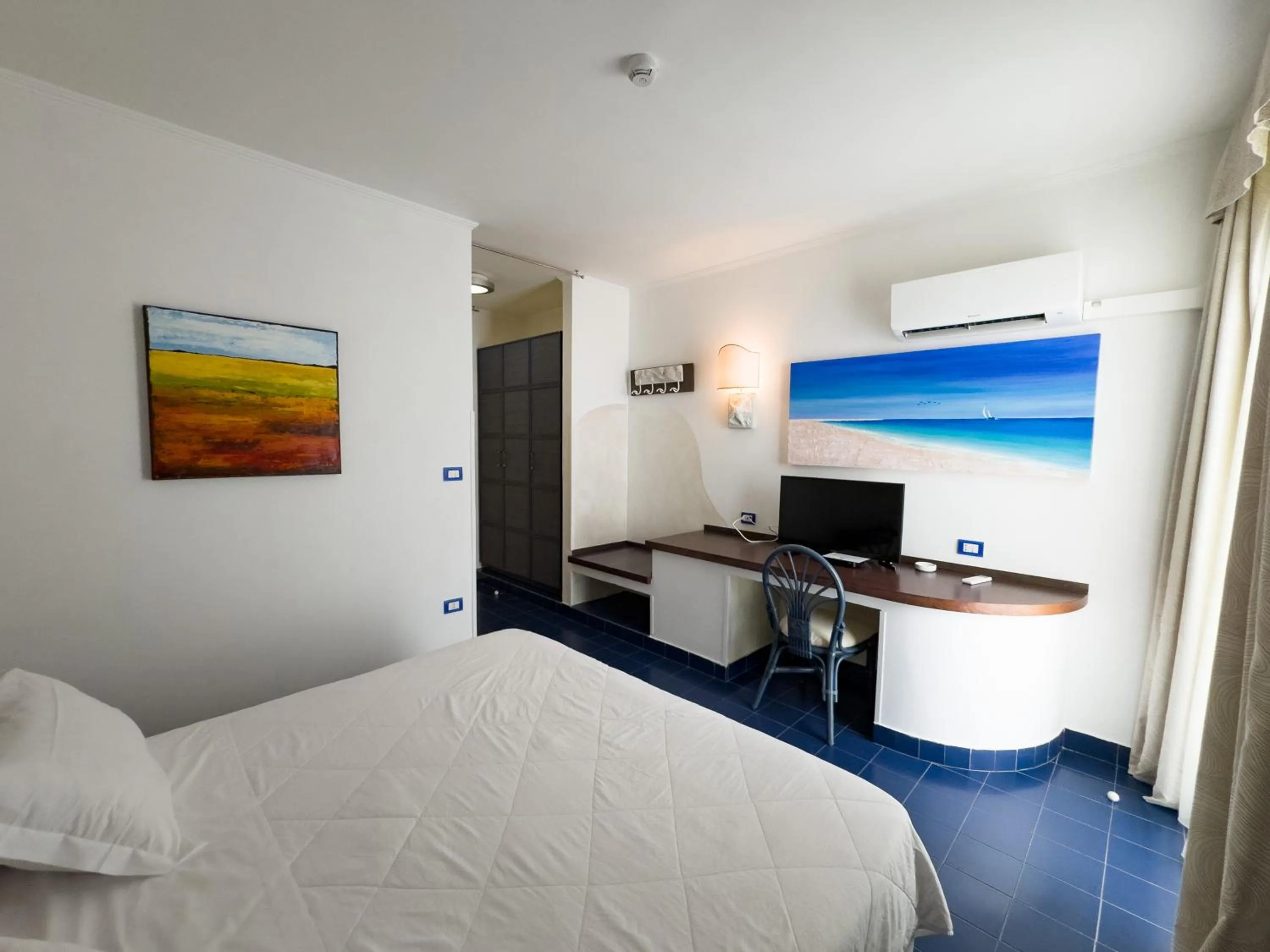 Bed in Apulia Hotel Baia dei Faraglioni Resort