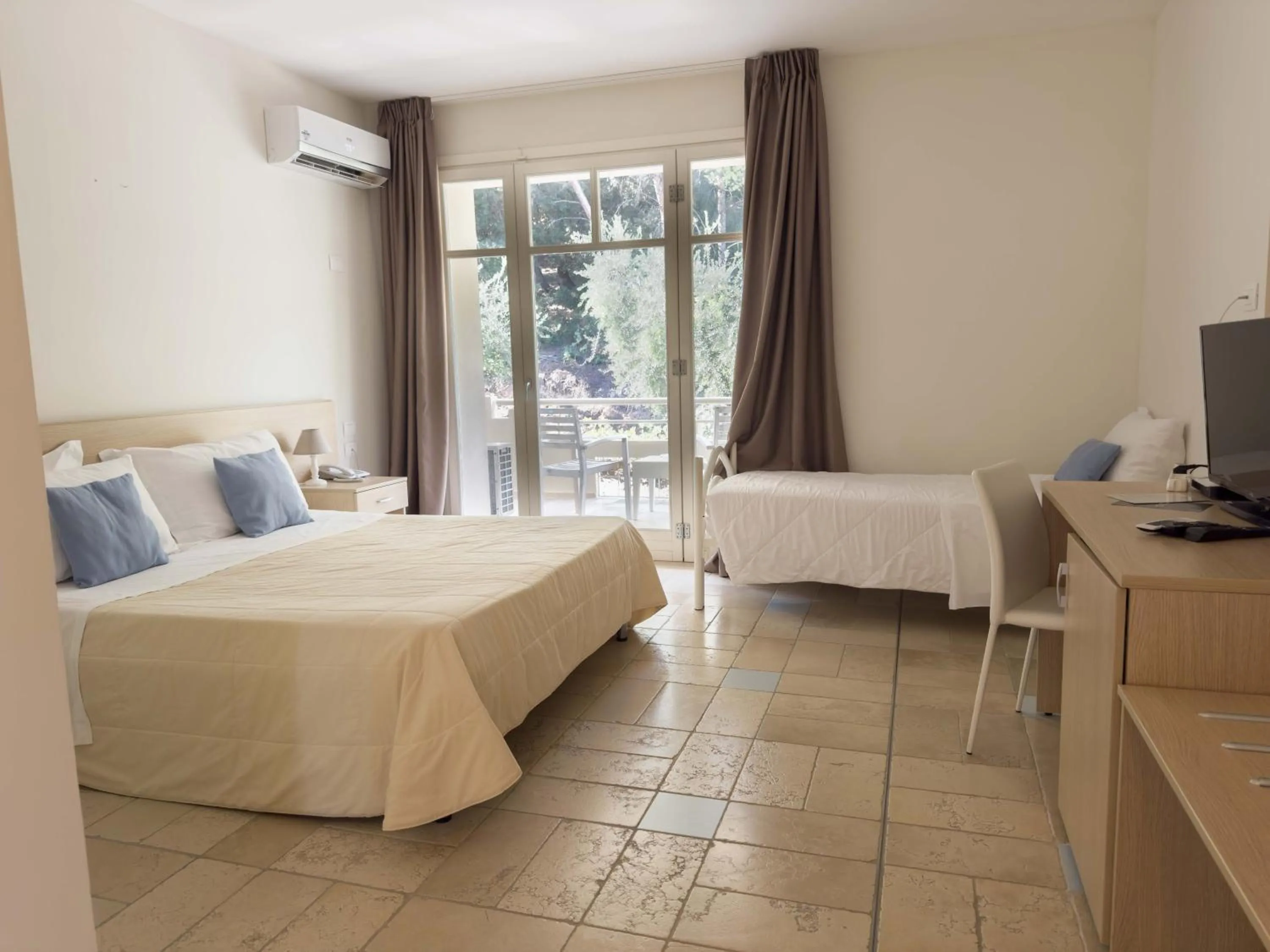 Bed in Apulia Hotel Baia dei Faraglioni Resort