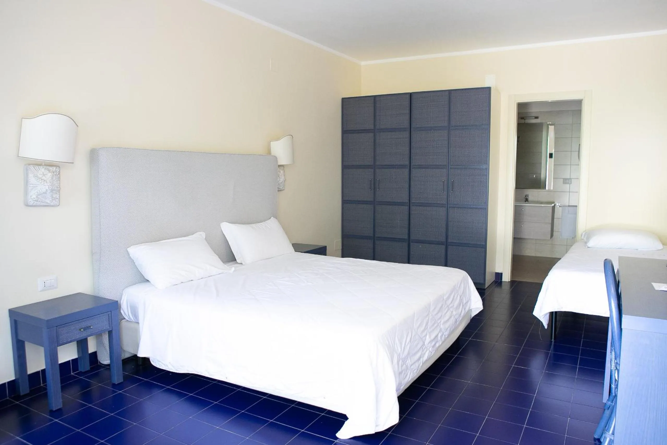 Bed in Apulia Hotel Baia dei Faraglioni Resort