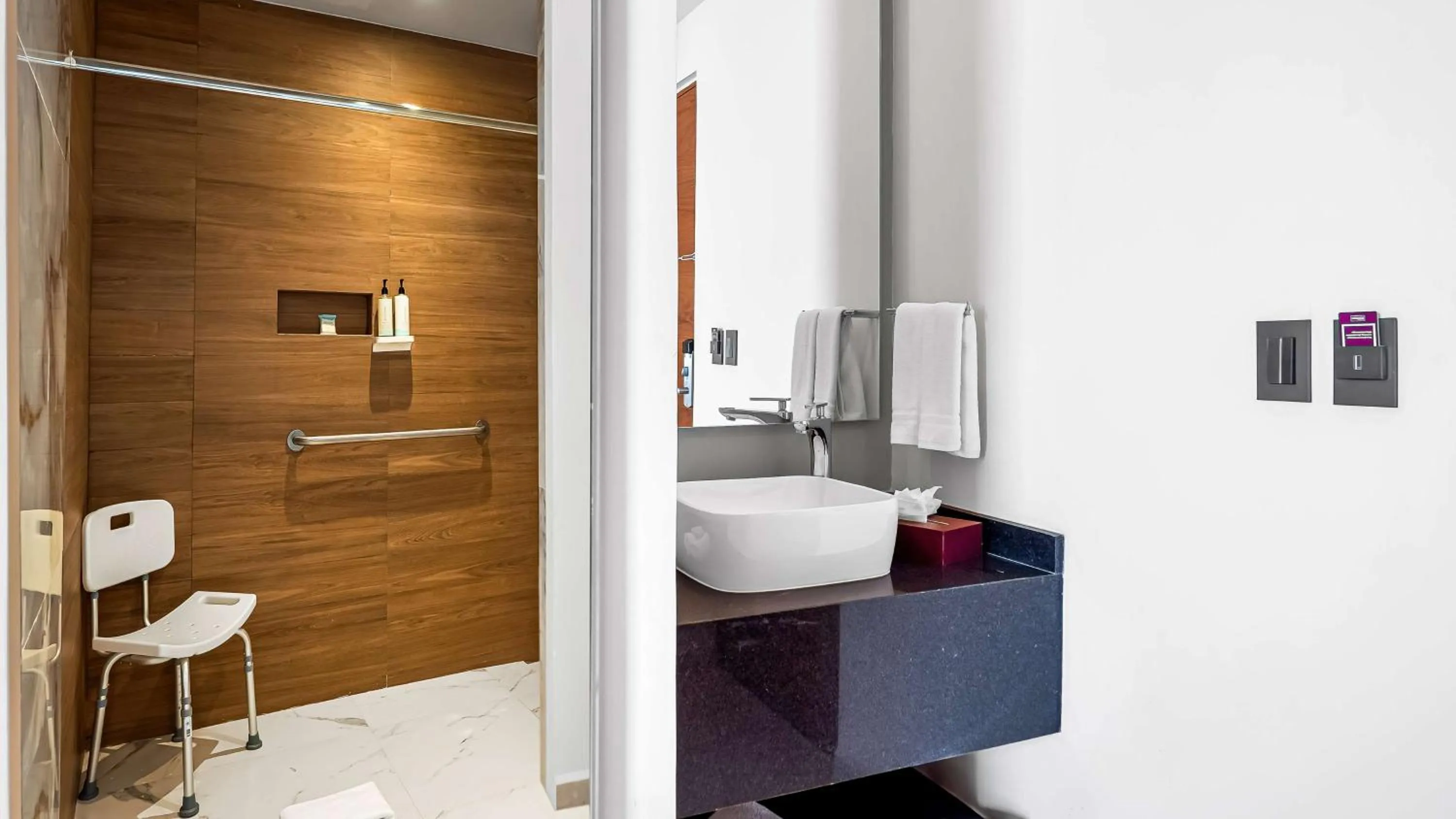 Bathroom in Hampton By Hilton Queretaro Juriquilla