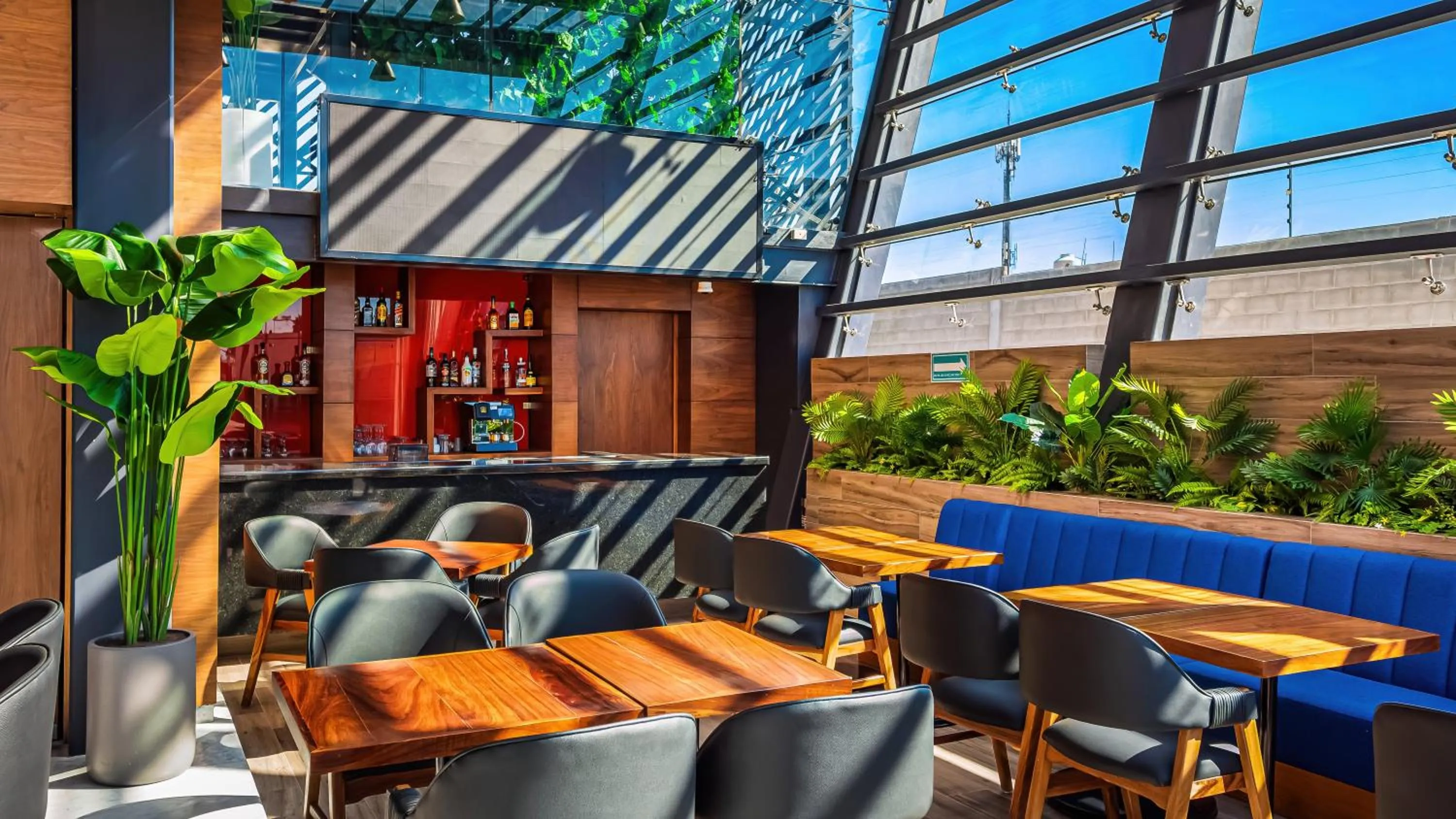 Lounge or bar in Hampton By Hilton Queretaro Juriquilla