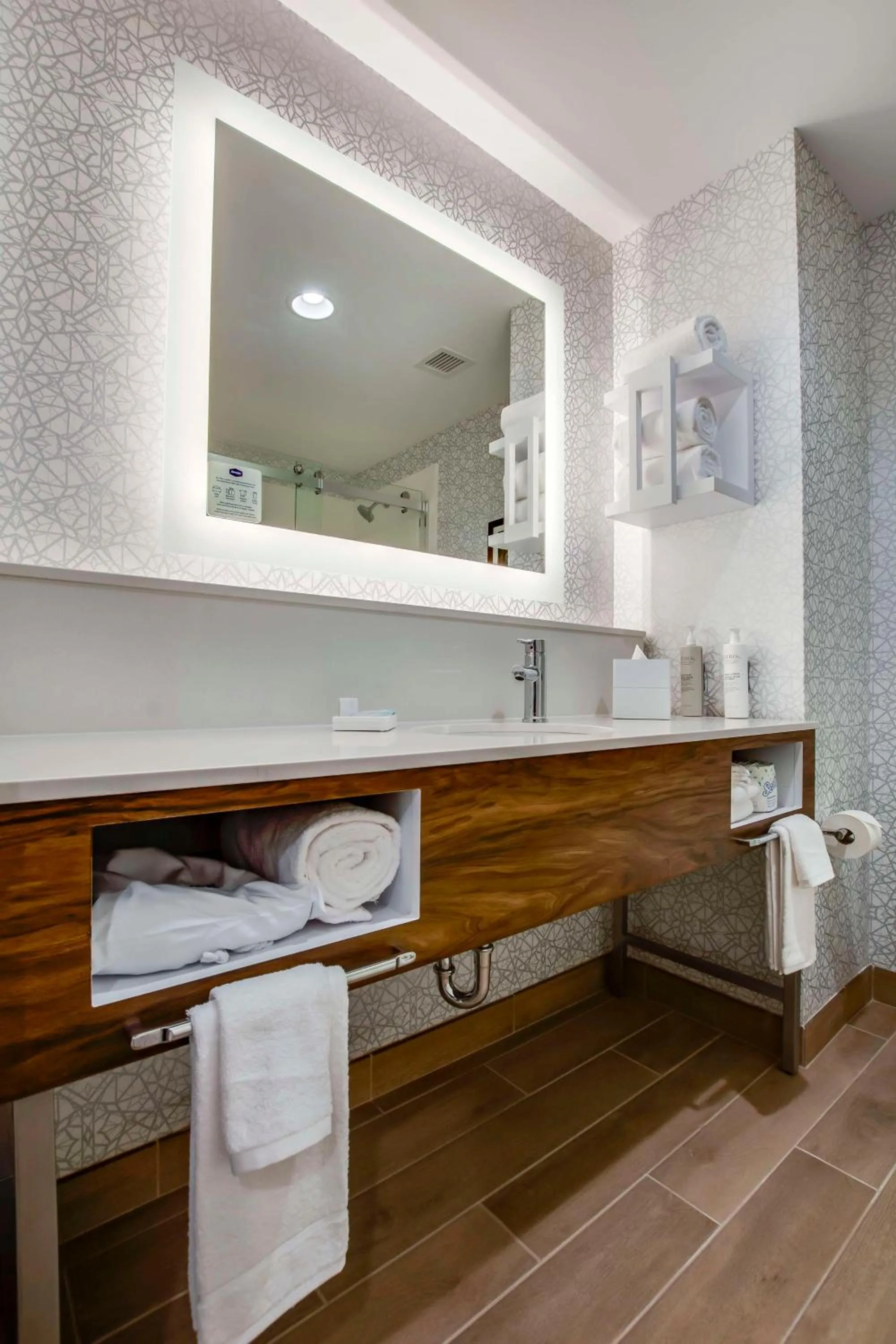 Bathroom in Hampton Inn & Suites By Hilton Louisville East Oxmoor