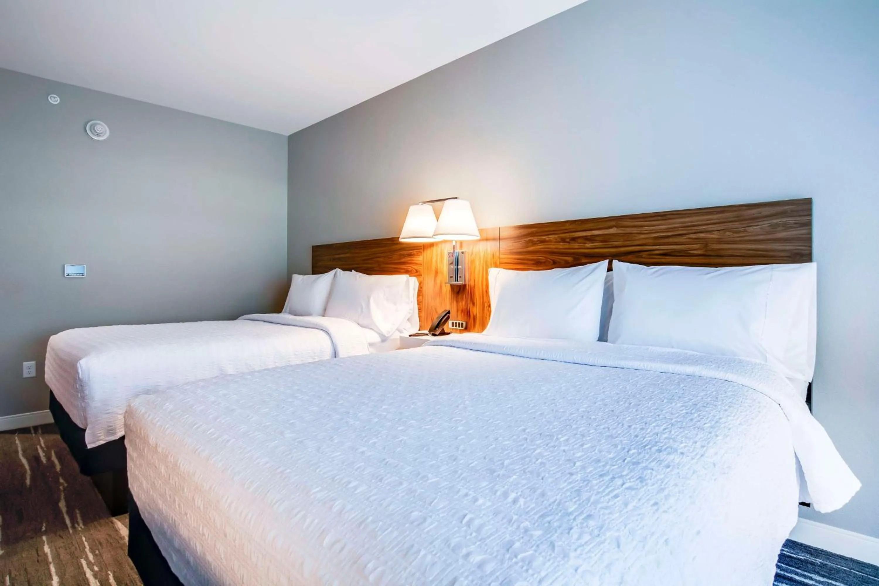 Bed in Hampton Inn & Suites By Hilton Louisville East Oxmoor