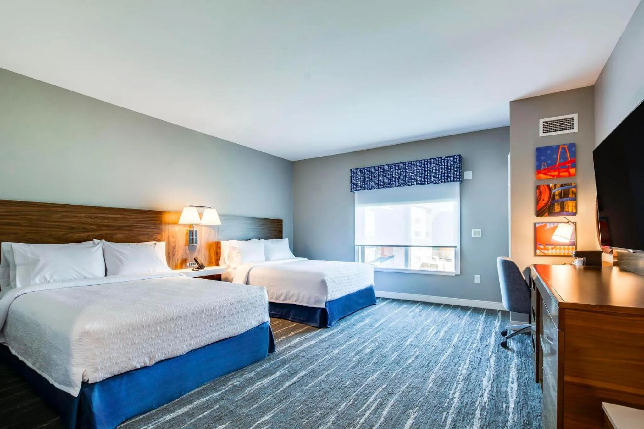 Bed in Hampton Inn & Suites By Hilton Louisville East Oxmoor