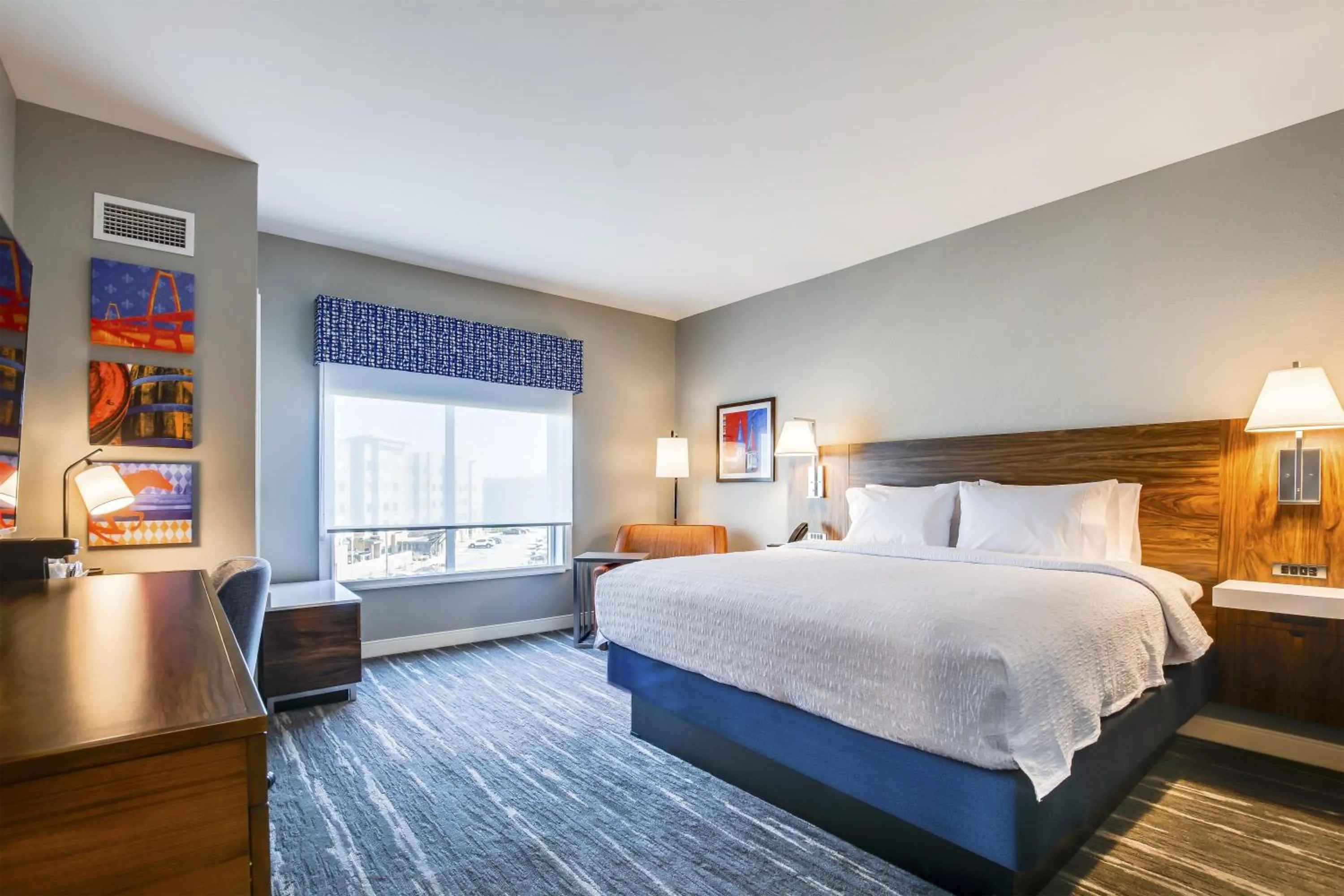 Bed in Hampton Inn & Suites By Hilton Louisville East Oxmoor