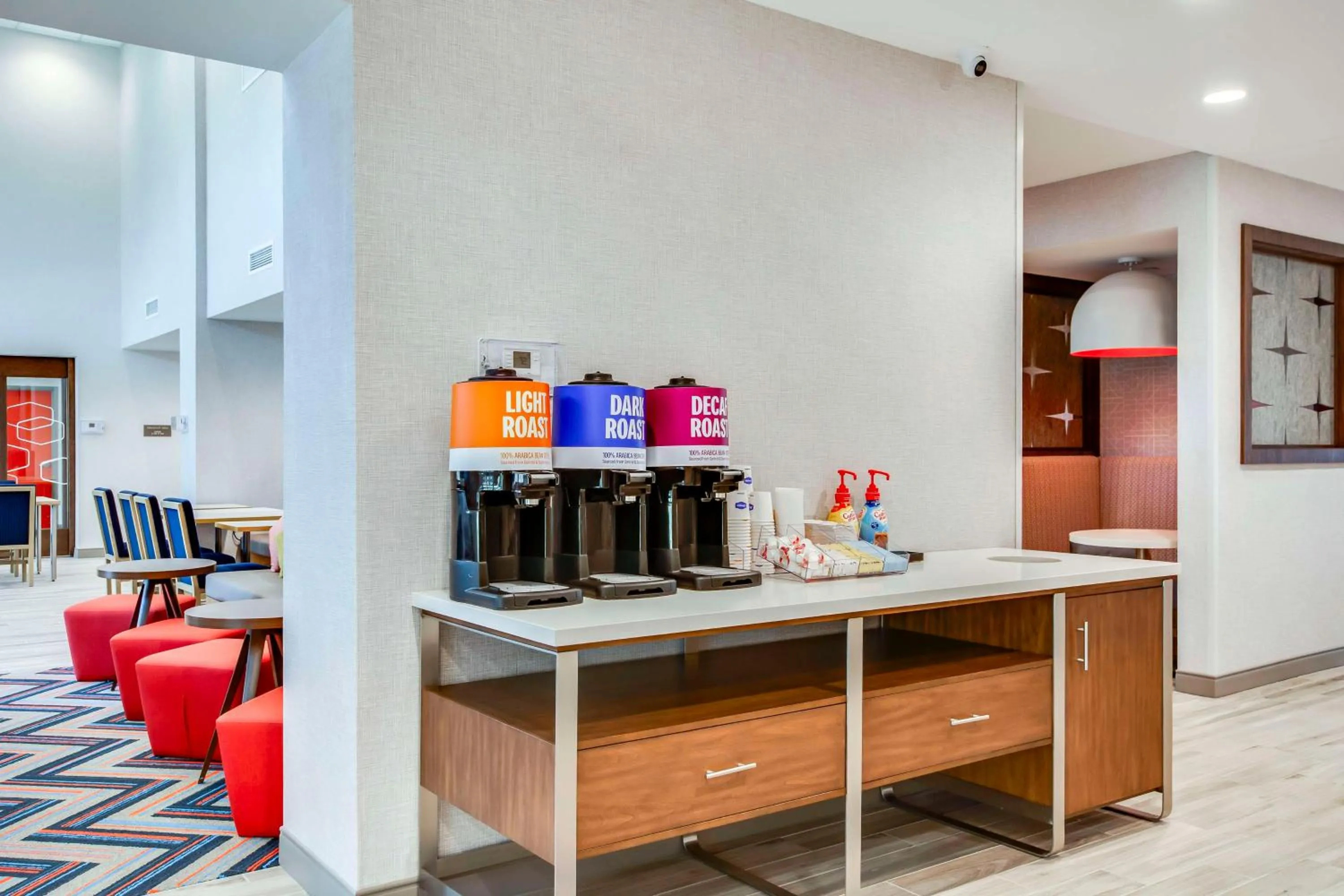 Dining area in Hampton Inn & Suites By Hilton Louisville East Oxmoor