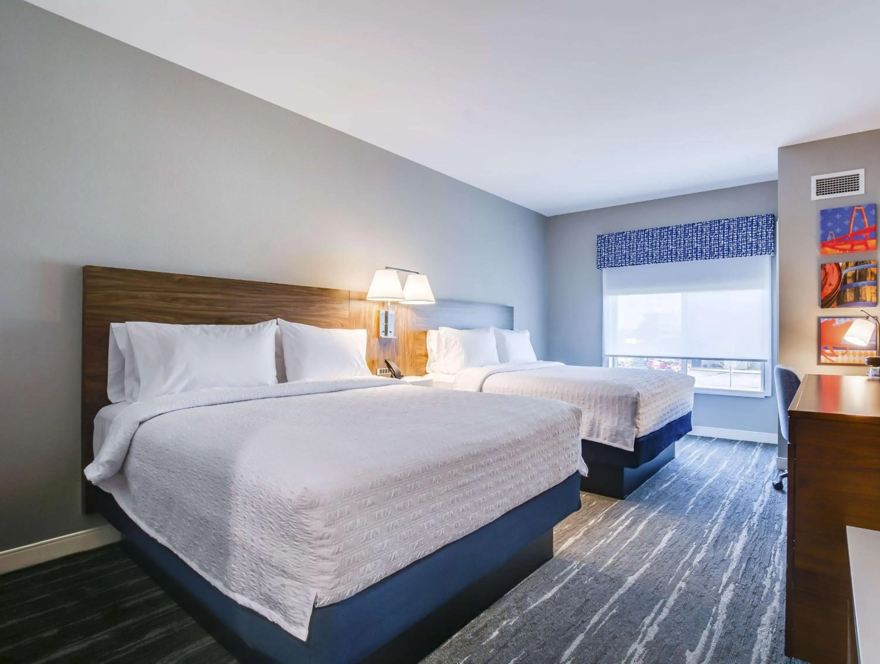 Bed in Hampton Inn & Suites By Hilton Louisville East Oxmoor
