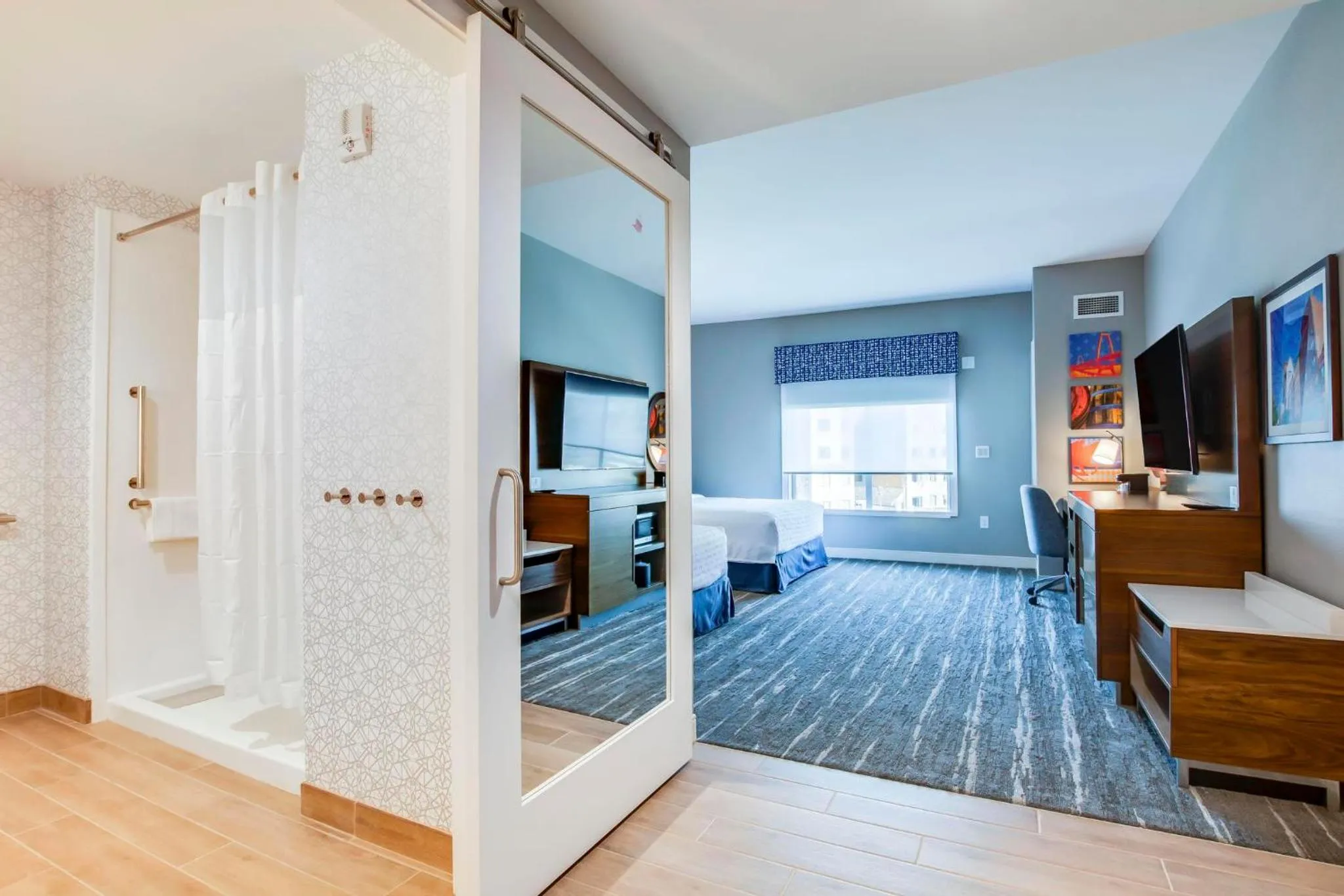 Bathroom, Bed in Hampton Inn & Suites By Hilton Louisville East Oxmoor