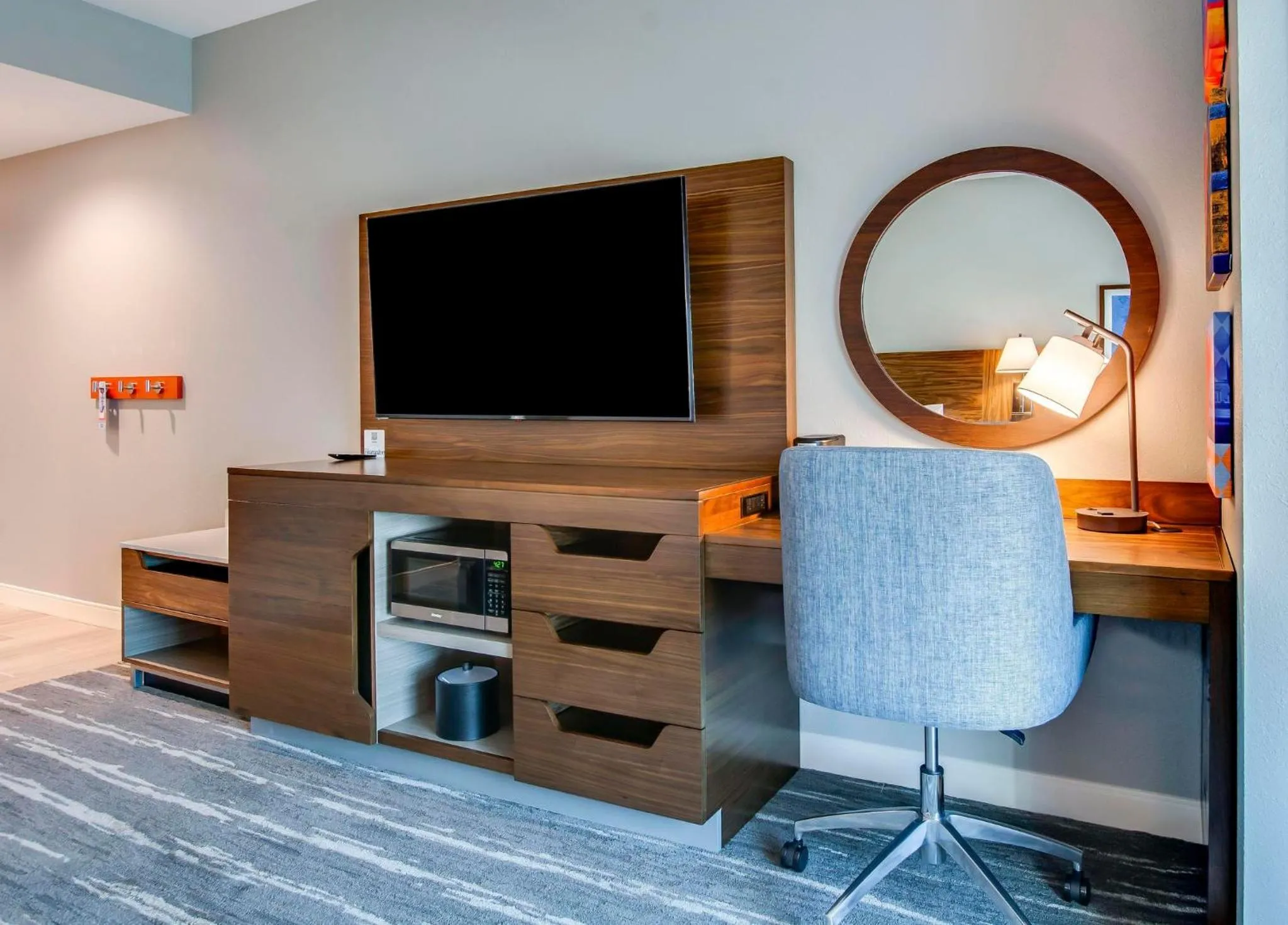 TV and multimedia in Hampton Inn & Suites By Hilton Louisville East Oxmoor