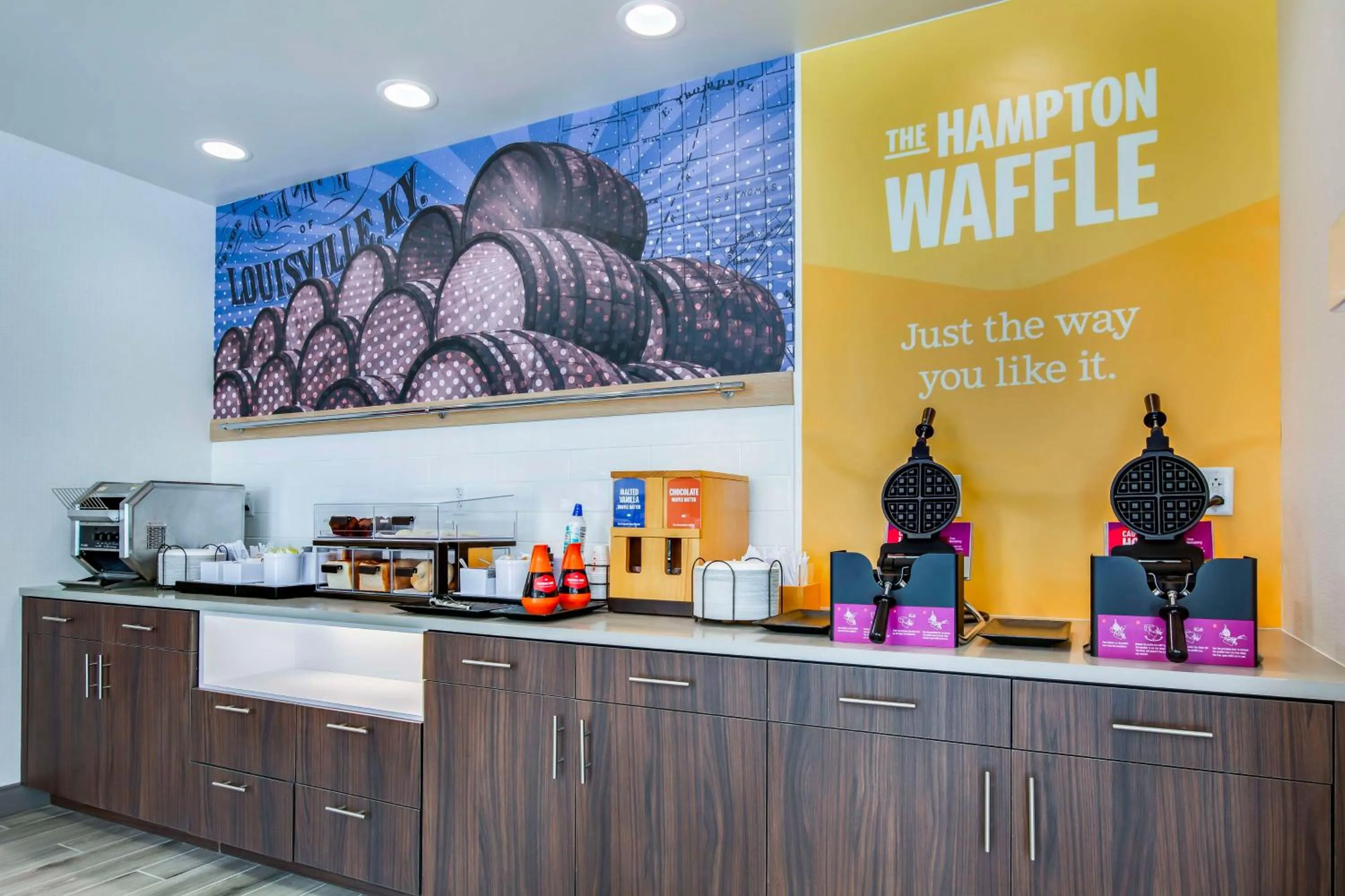 Breakfast in Hampton Inn & Suites By Hilton Louisville East Oxmoor
