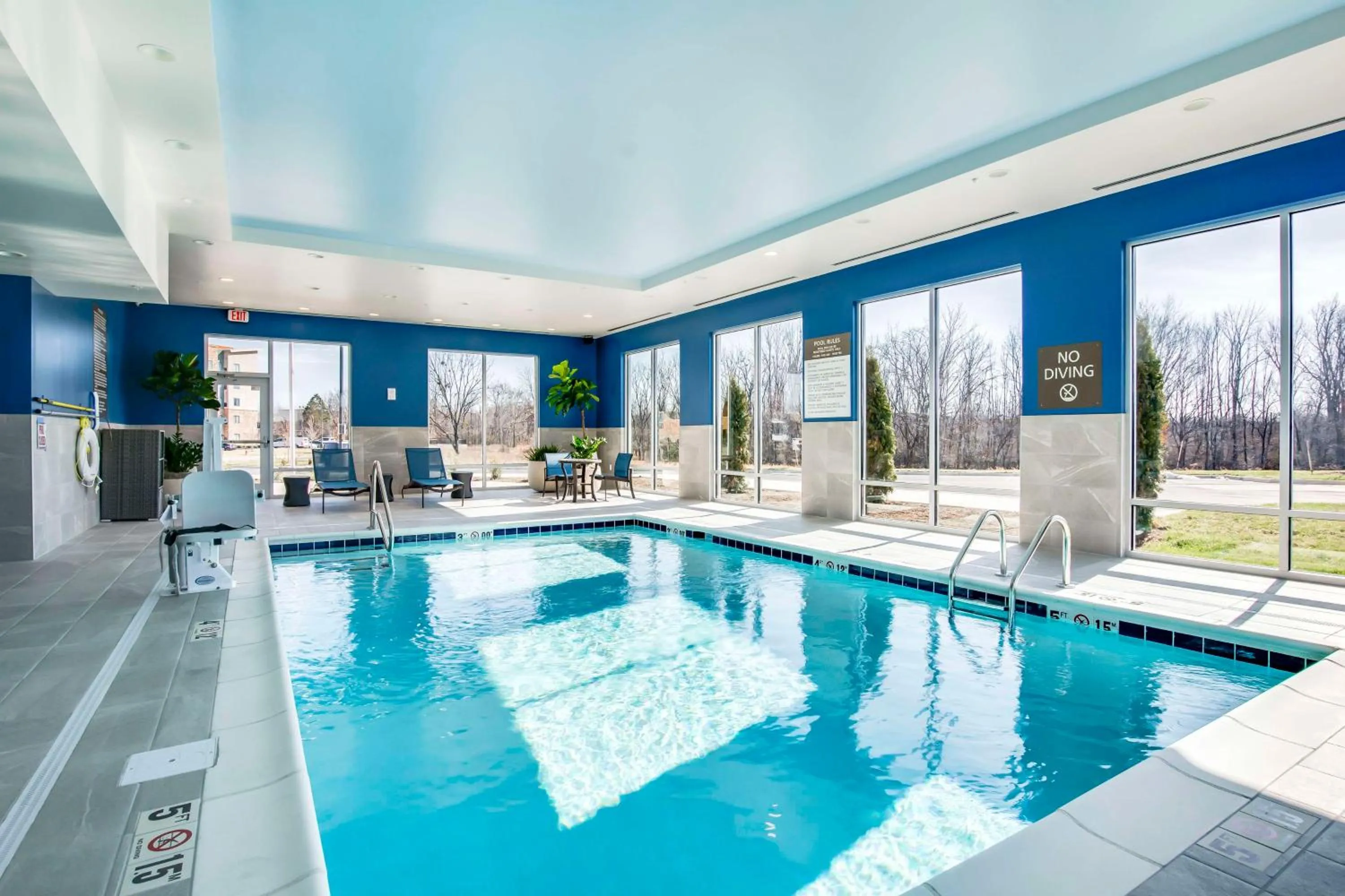 Pool view in Hampton Inn & Suites By Hilton Louisville East Oxmoor