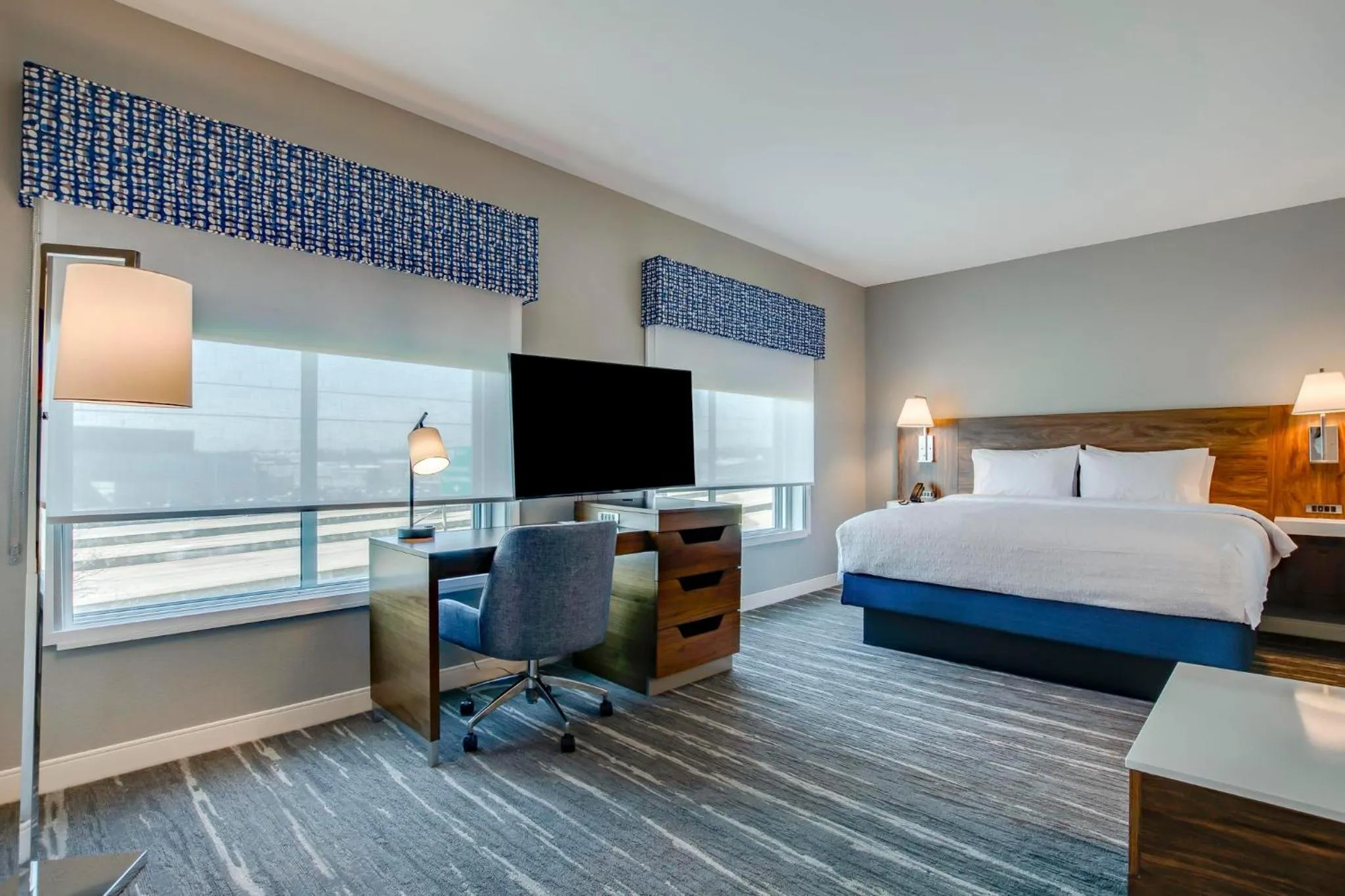 TV and multimedia, Bed in Hampton Inn & Suites By Hilton Louisville East Oxmoor