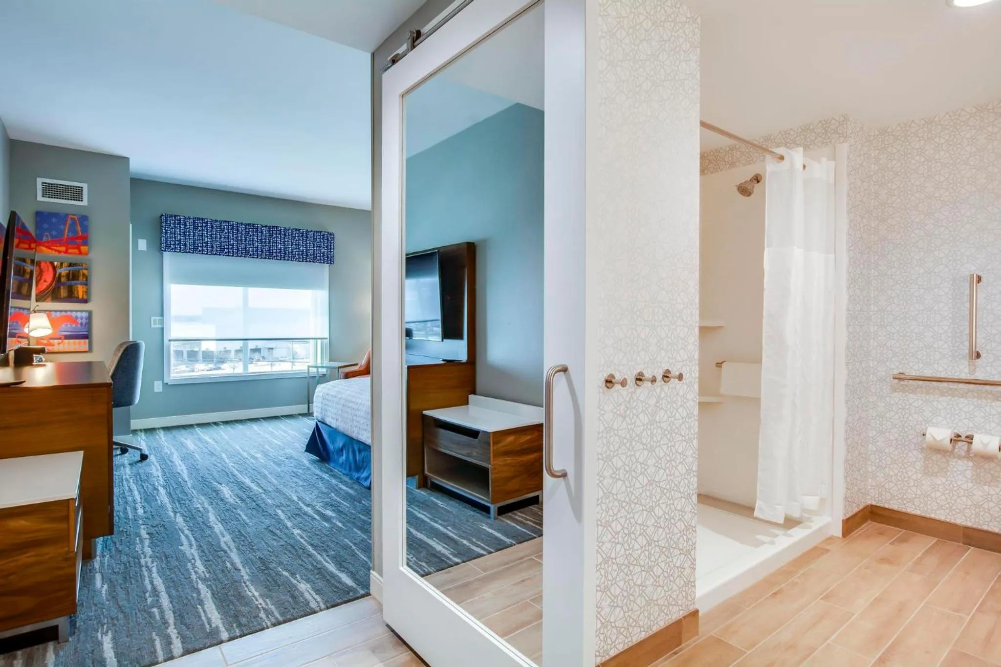 Bathroom, Bed in Hampton Inn & Suites By Hilton Louisville East Oxmoor