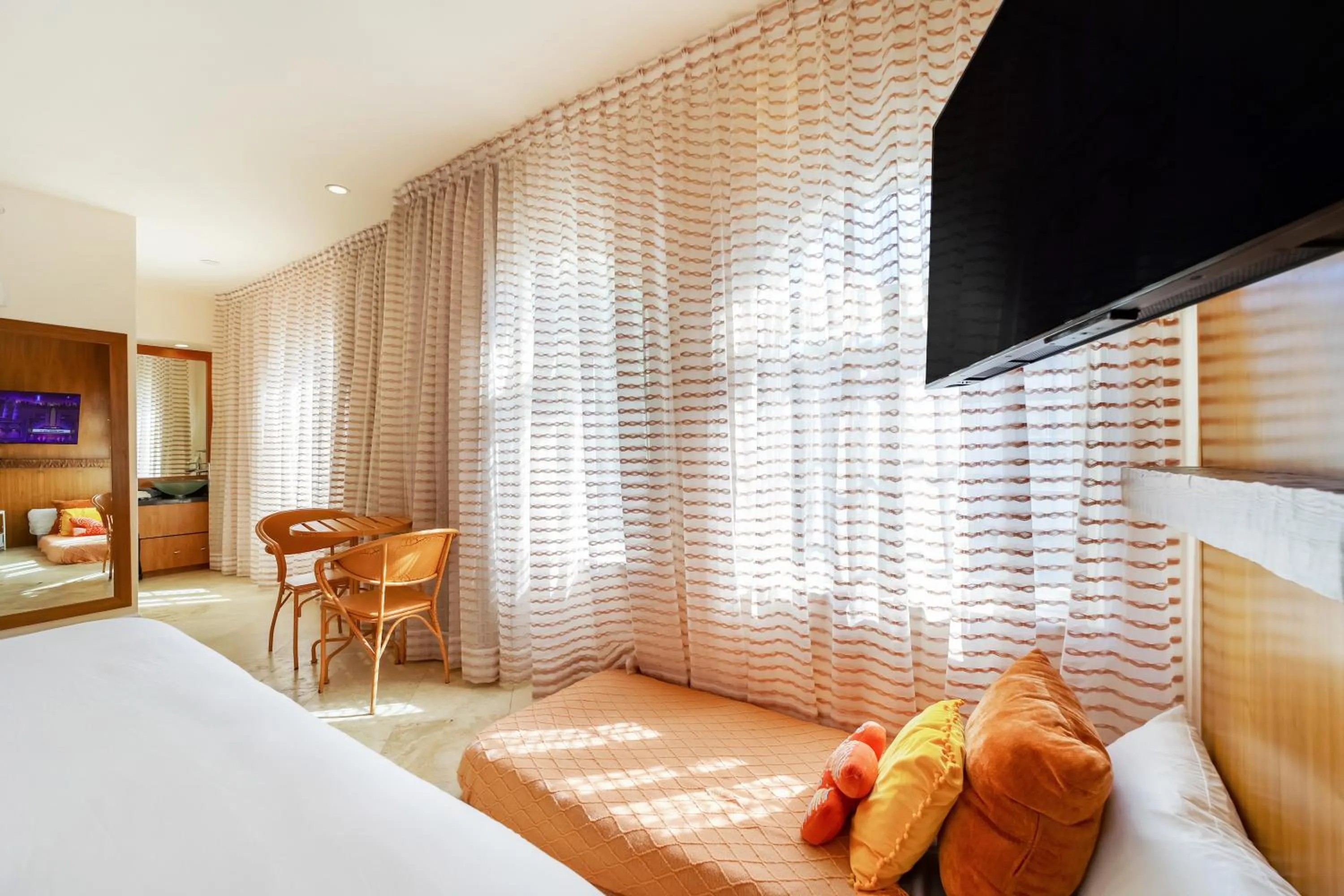 Communal lounge/ TV room, Bed in Casa Victoria Orchid Hotel