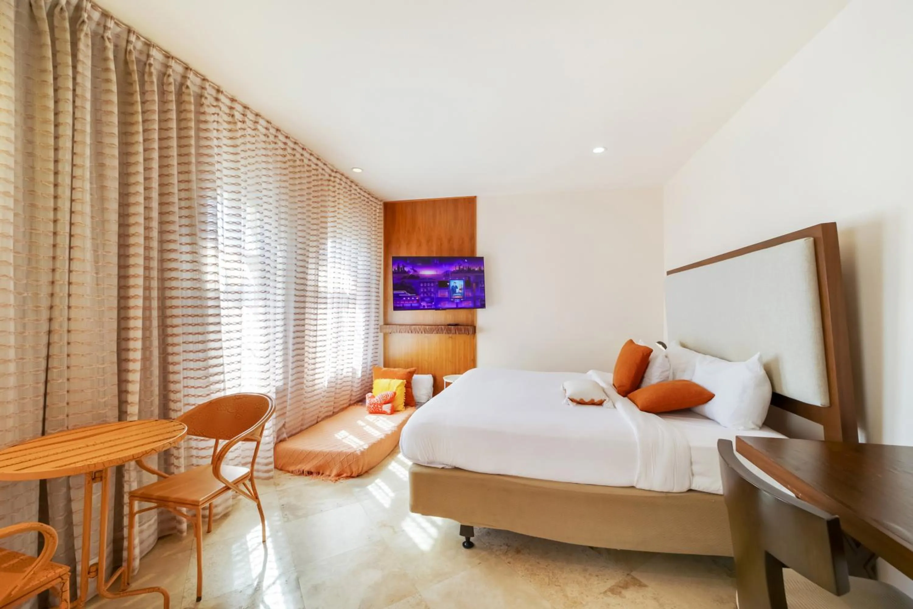 Communal lounge/ TV room, Bed in Casa Victoria Orchid Hotel