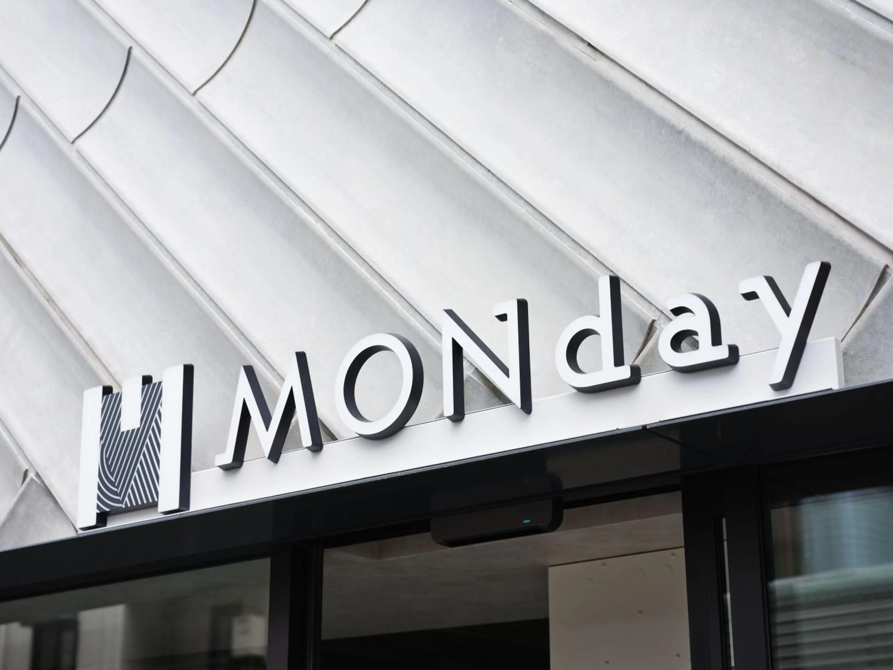 Logo/Certificate/Sign in MONday Apart Premium OSAKA NAMBA WEST