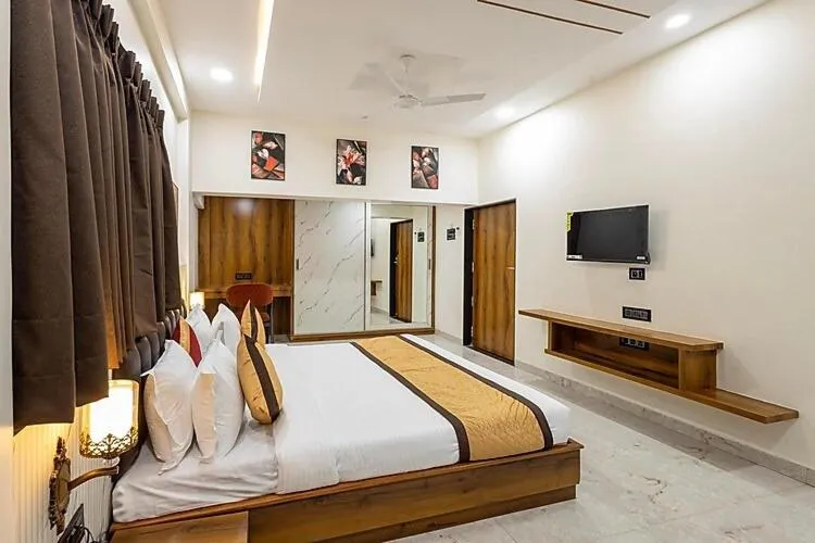 Bed in Hotel Money Plant