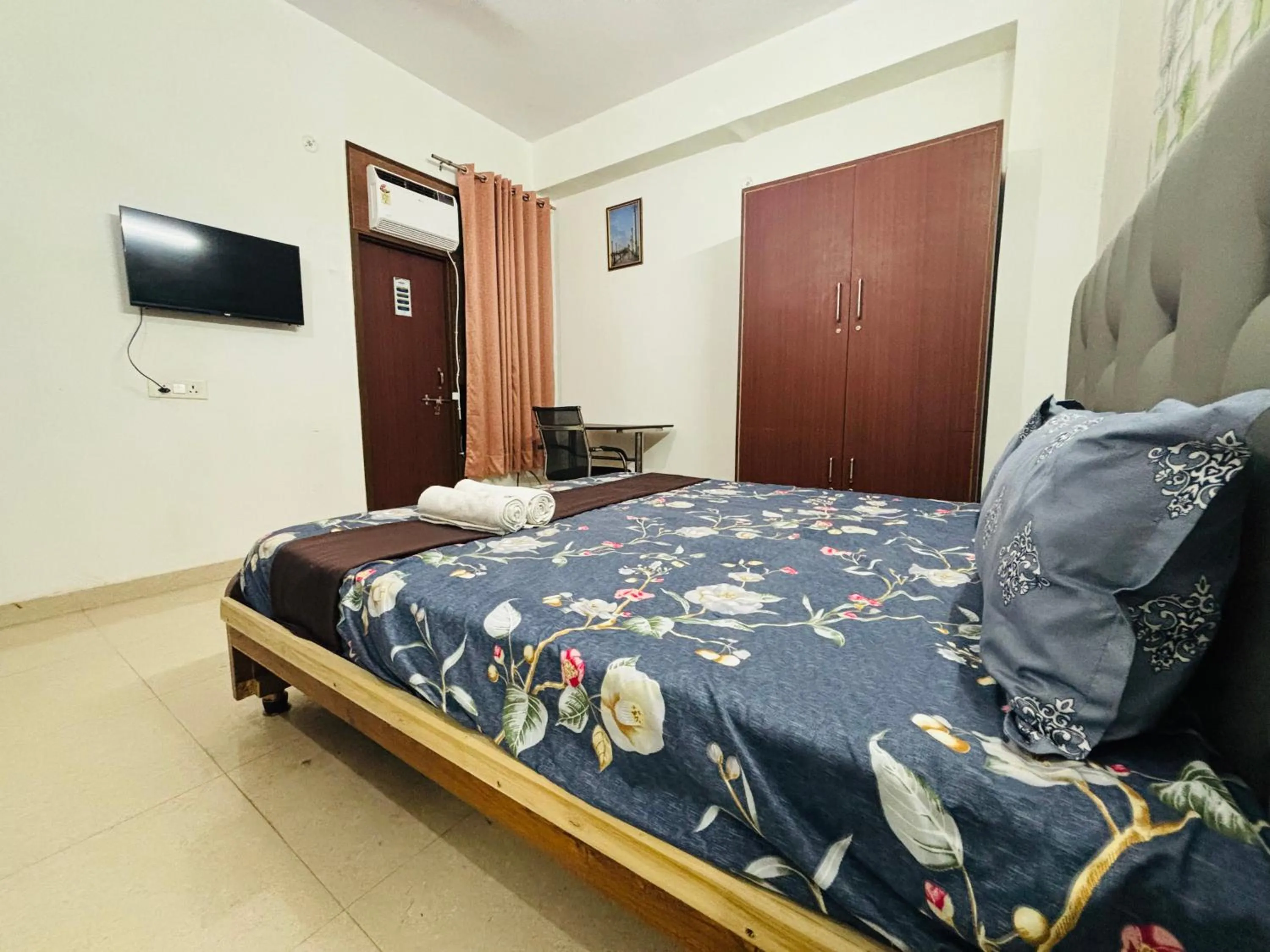 Communal lounge/ TV room, Bed in Akshay continental