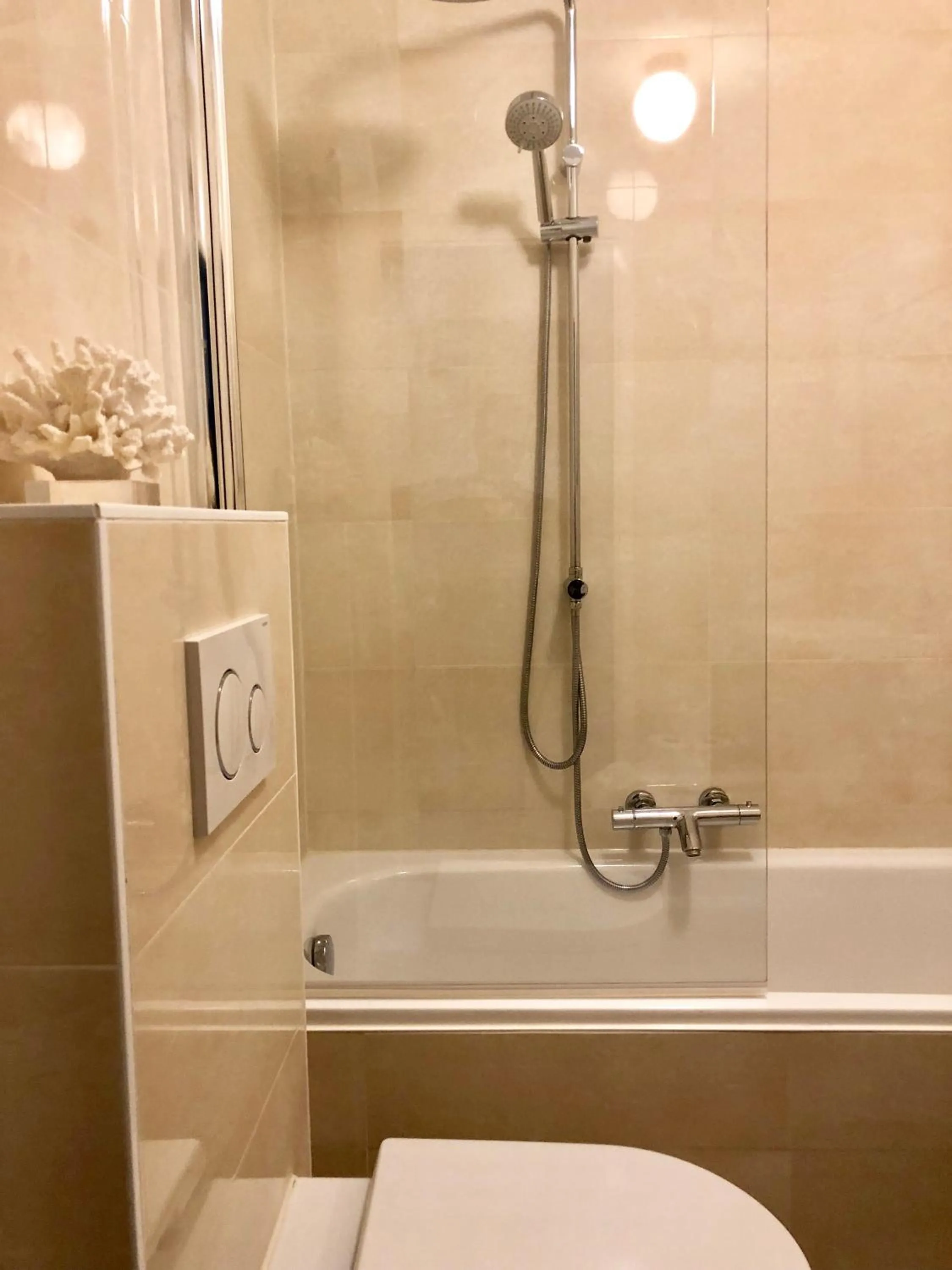 Shower in Décor Canal House