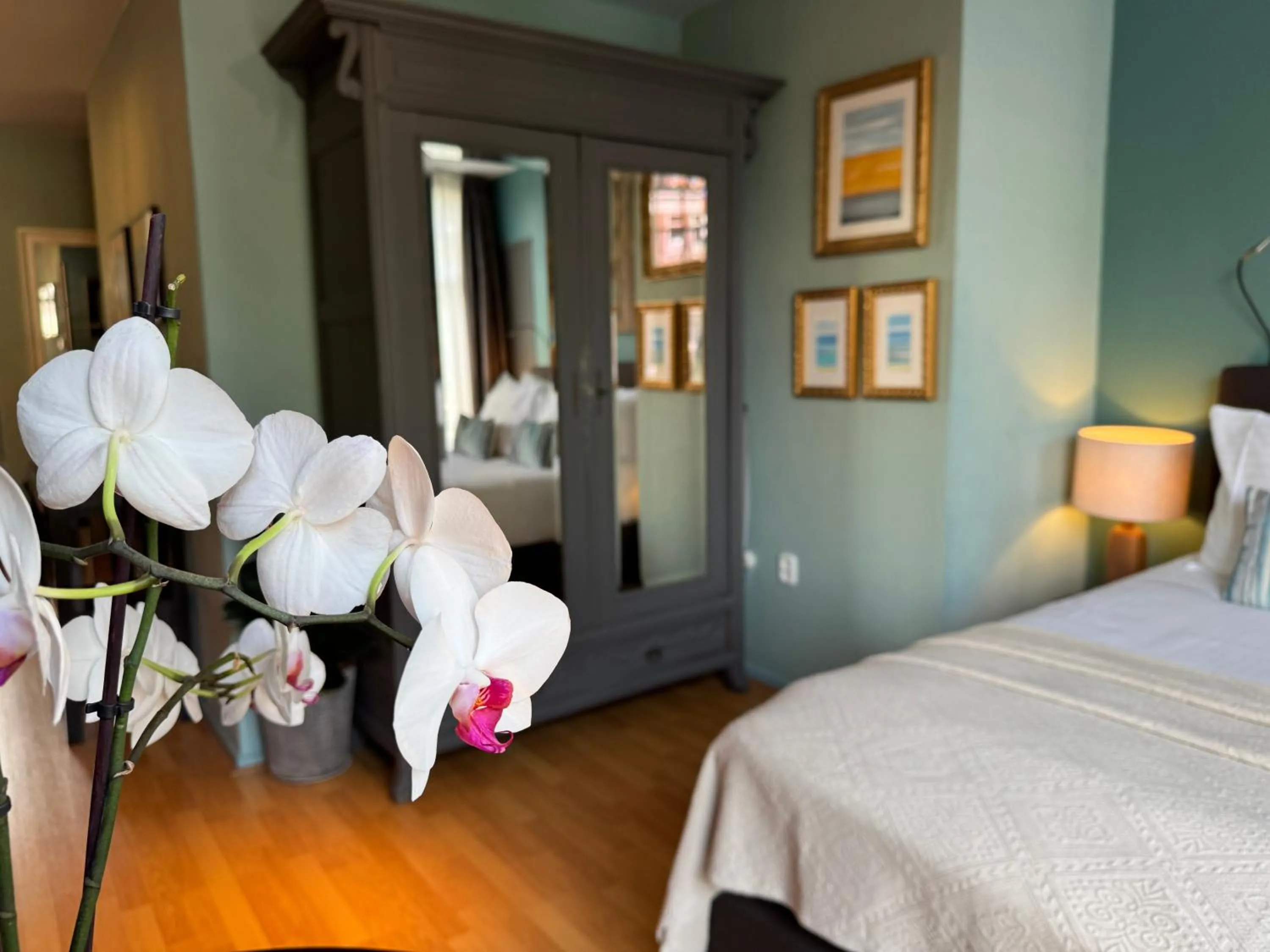 Bedroom, Bed in Décor Canal House