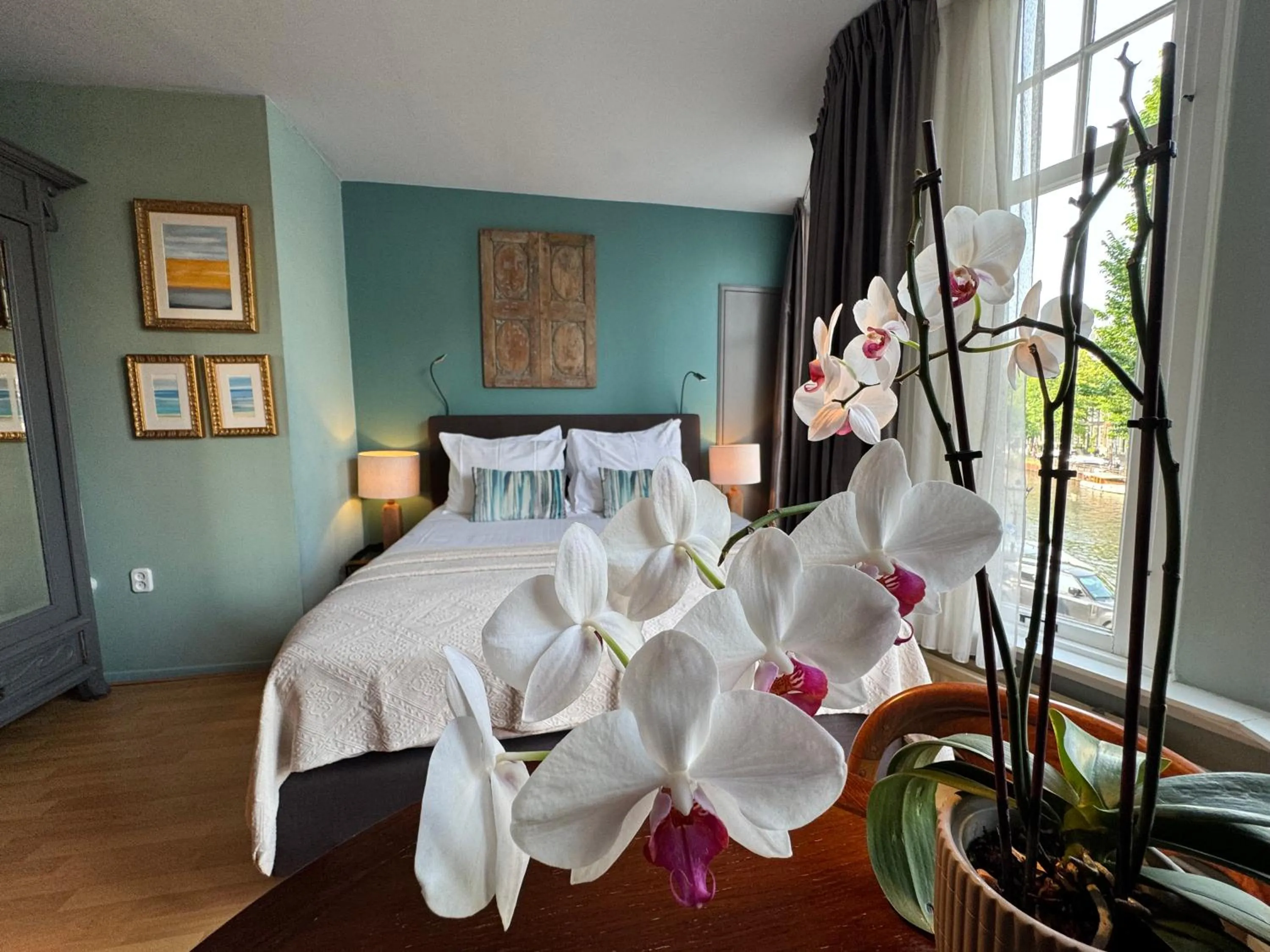 Bedroom, Bed in Décor Canal House