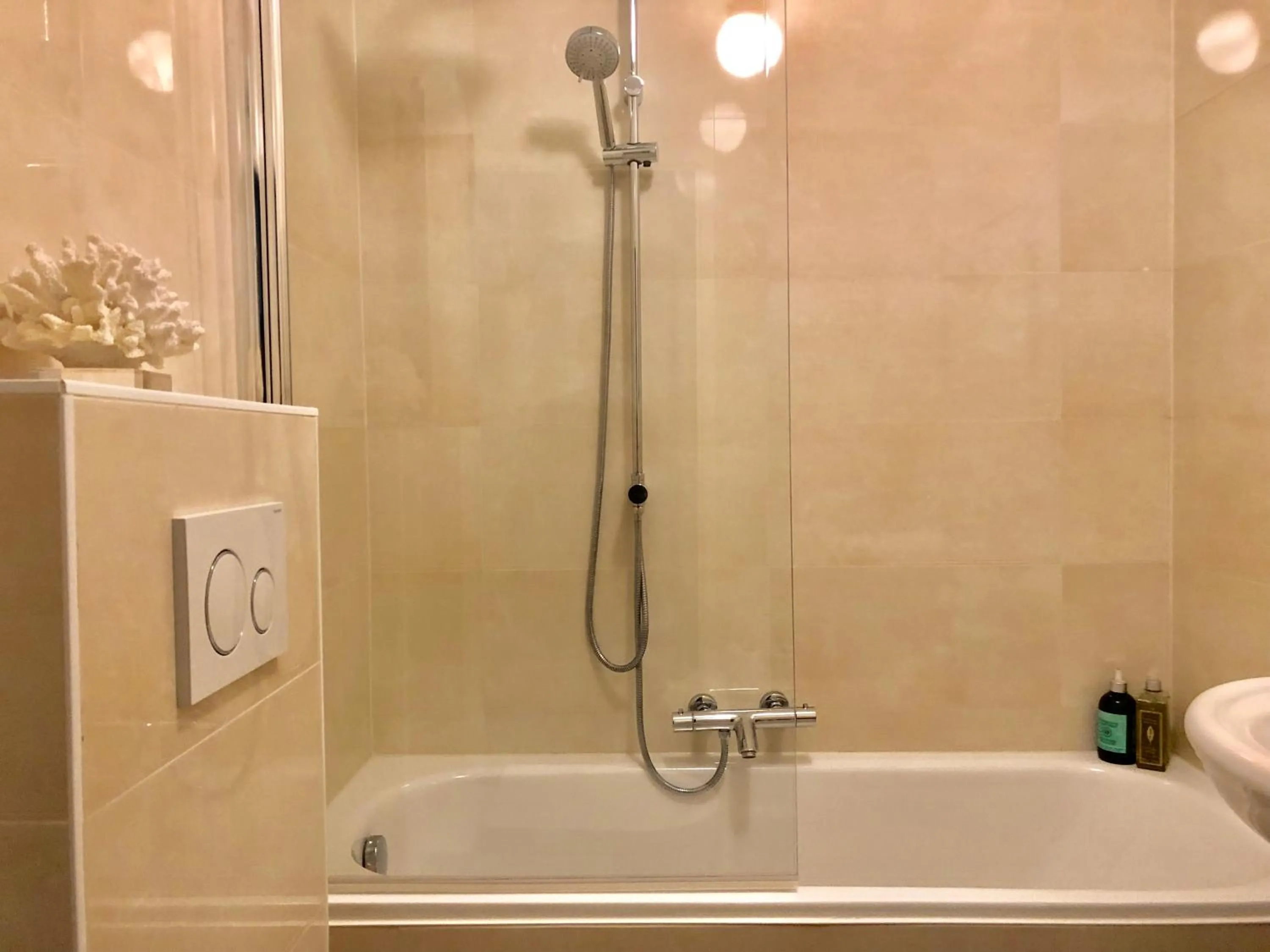 Shower in Décor Canal House