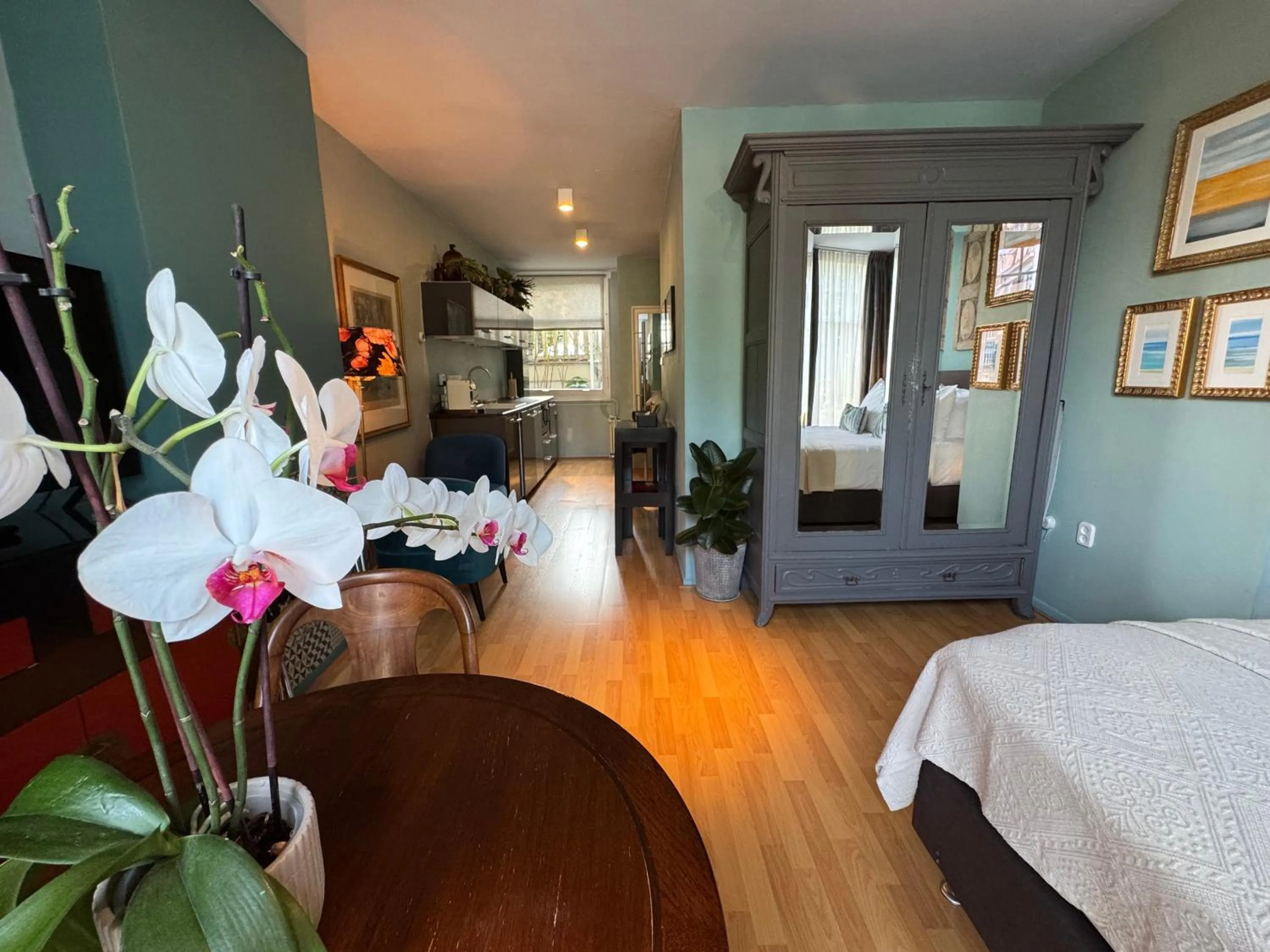 Bedroom, Bed in Décor Canal House