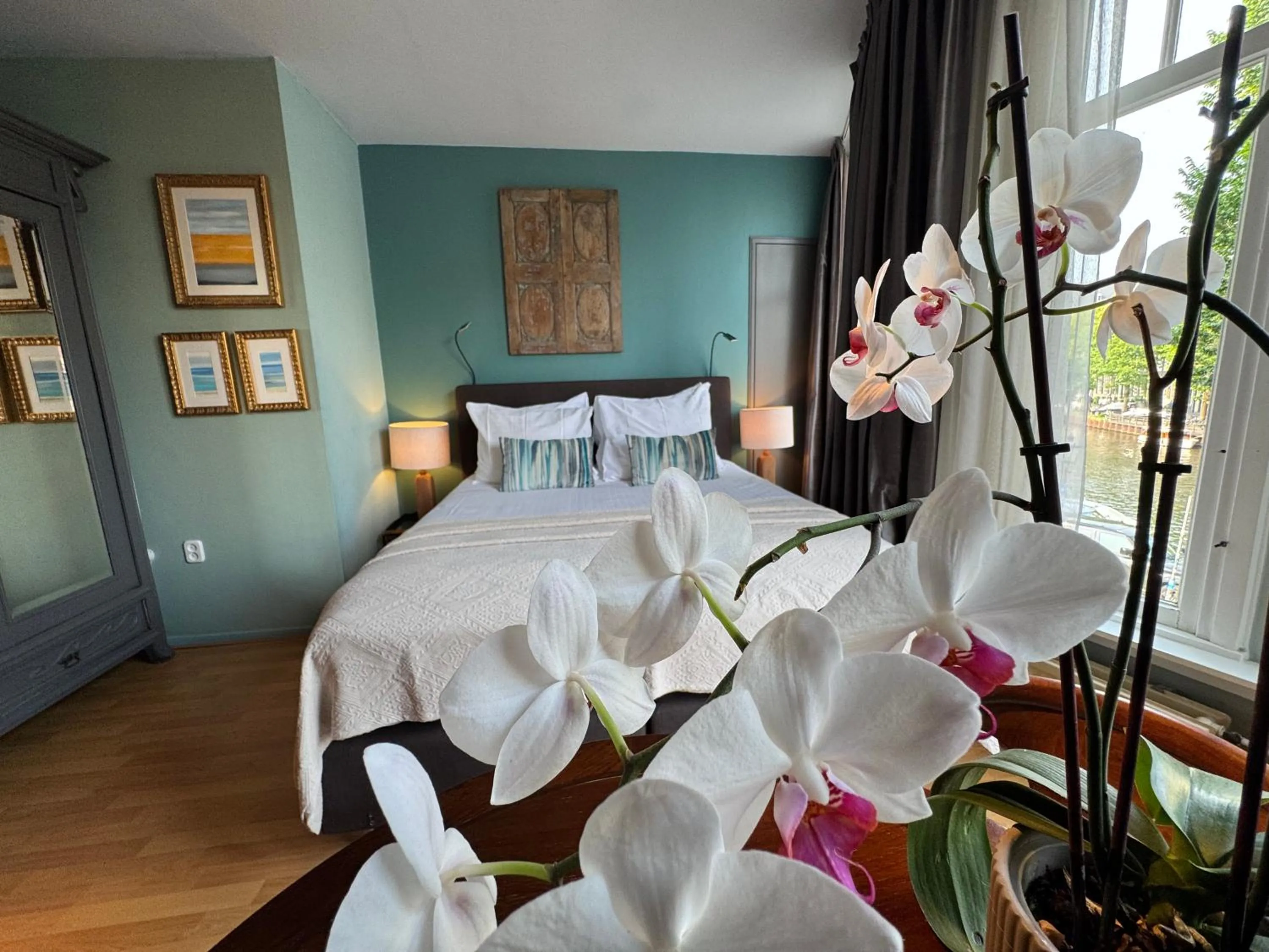 Bedroom, Bed in Décor Canal House