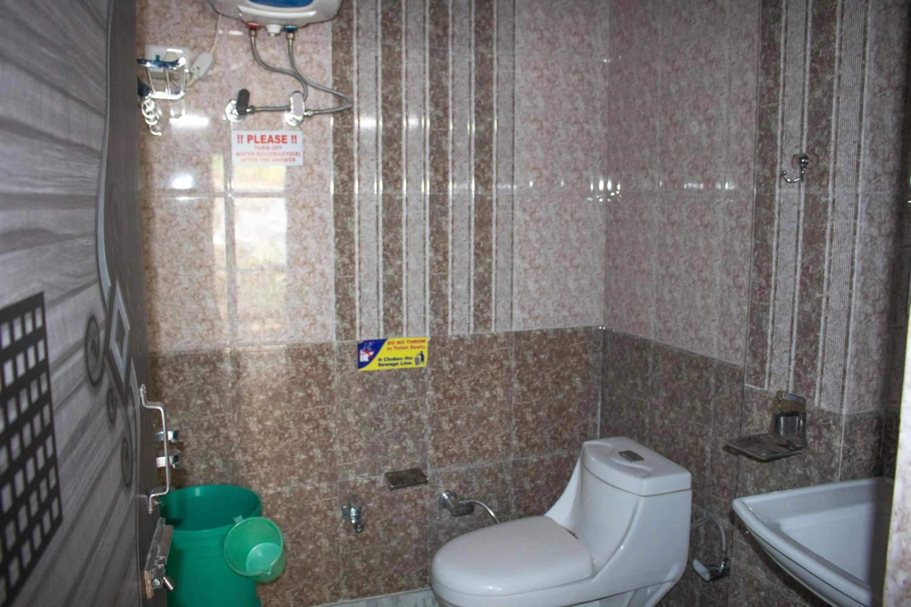 Bathroom in Hotel Golden Crown Laxman Jhula