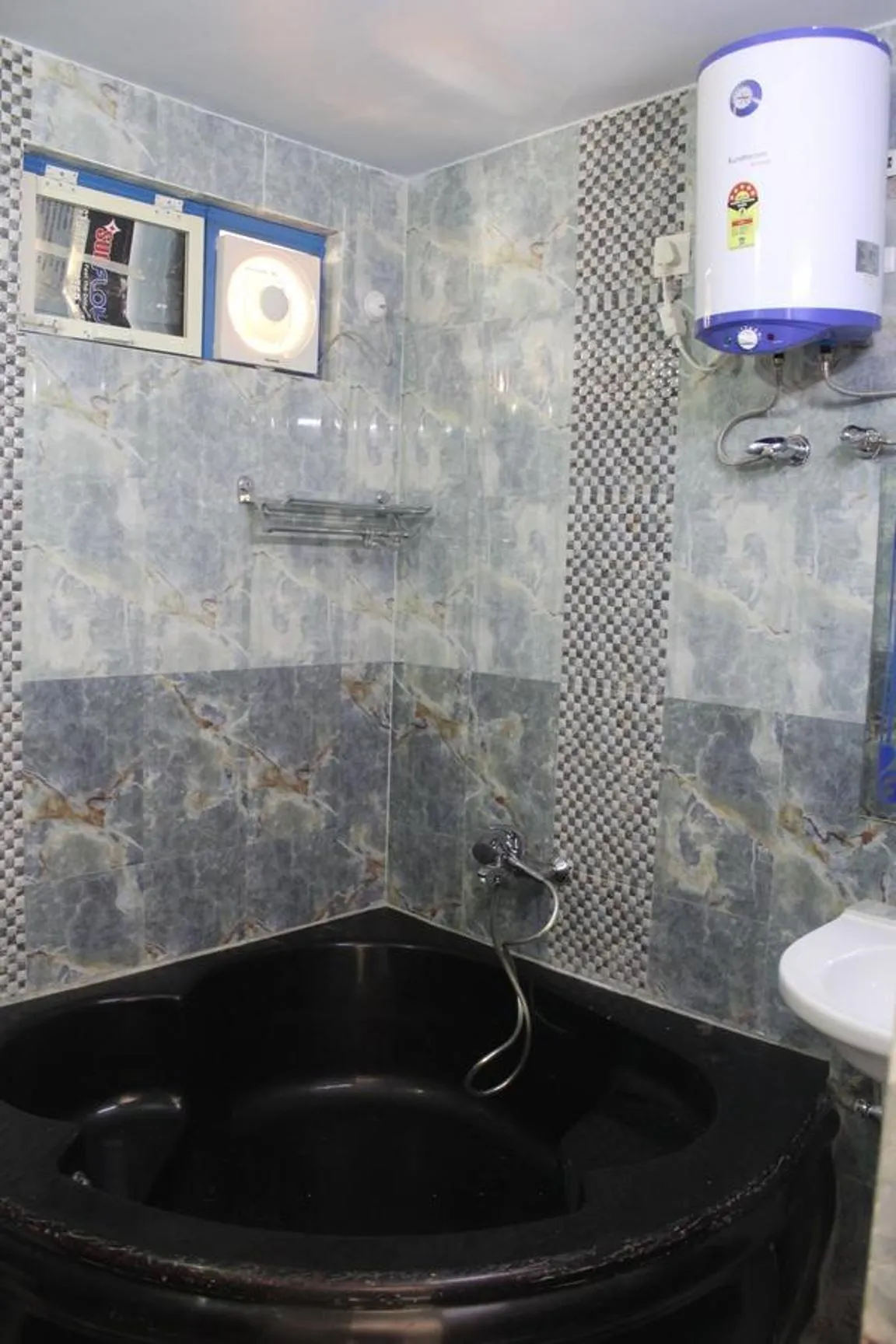 Toilet in Hotel Golden Crown Laxman Jhula