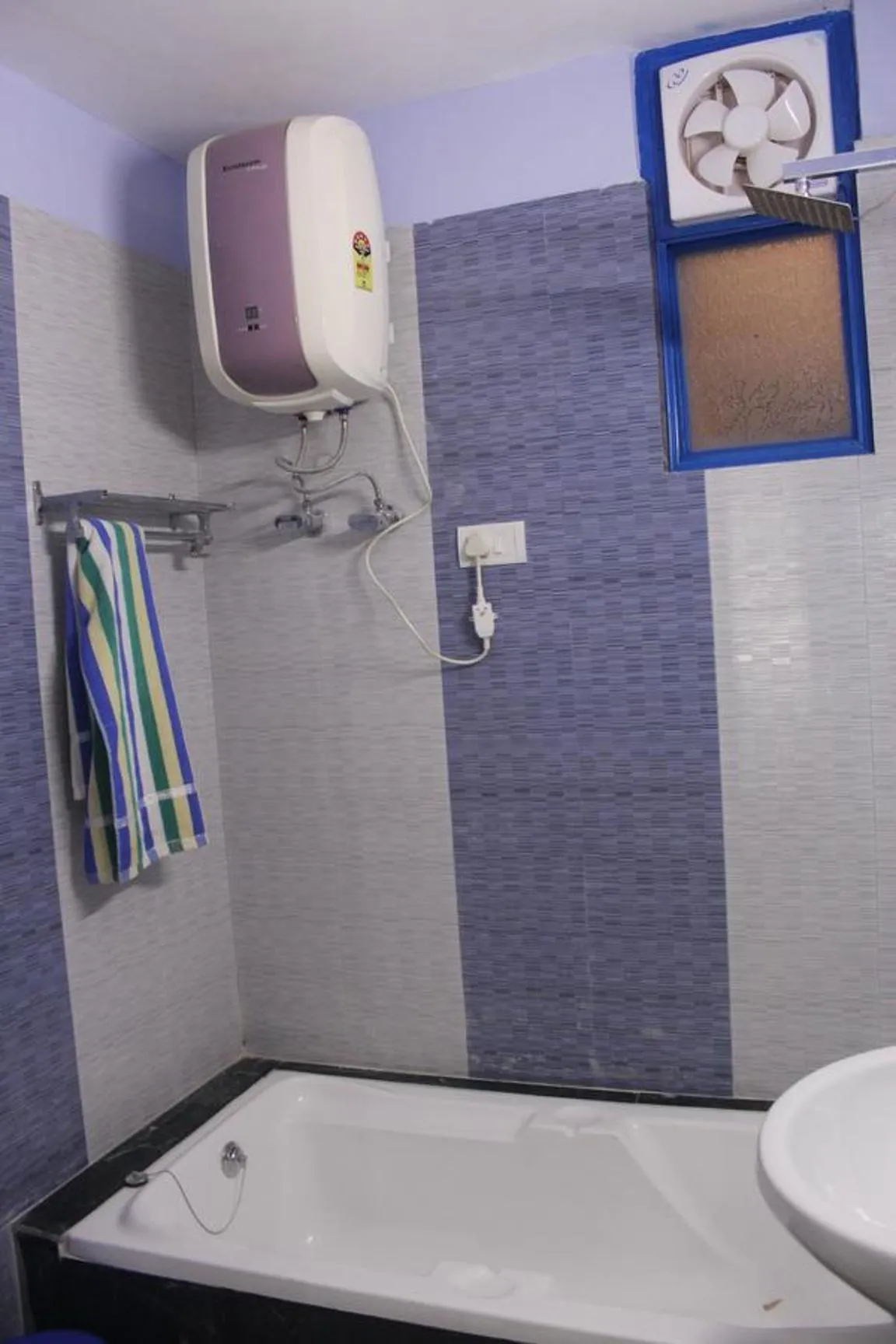 Bathroom in Hotel Golden Crown Laxman Jhula