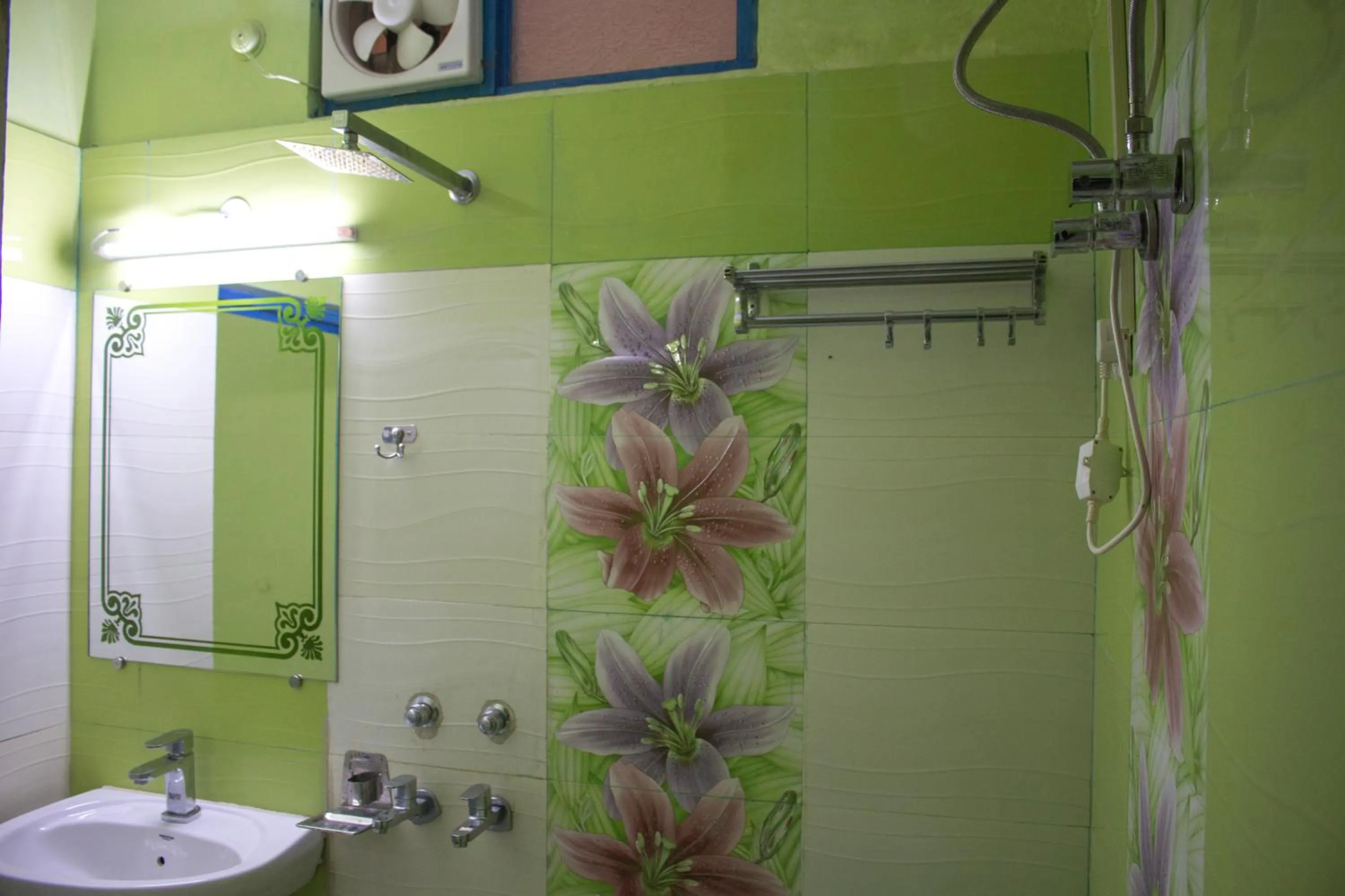 Bathroom in Hotel Golden Crown Laxman Jhula