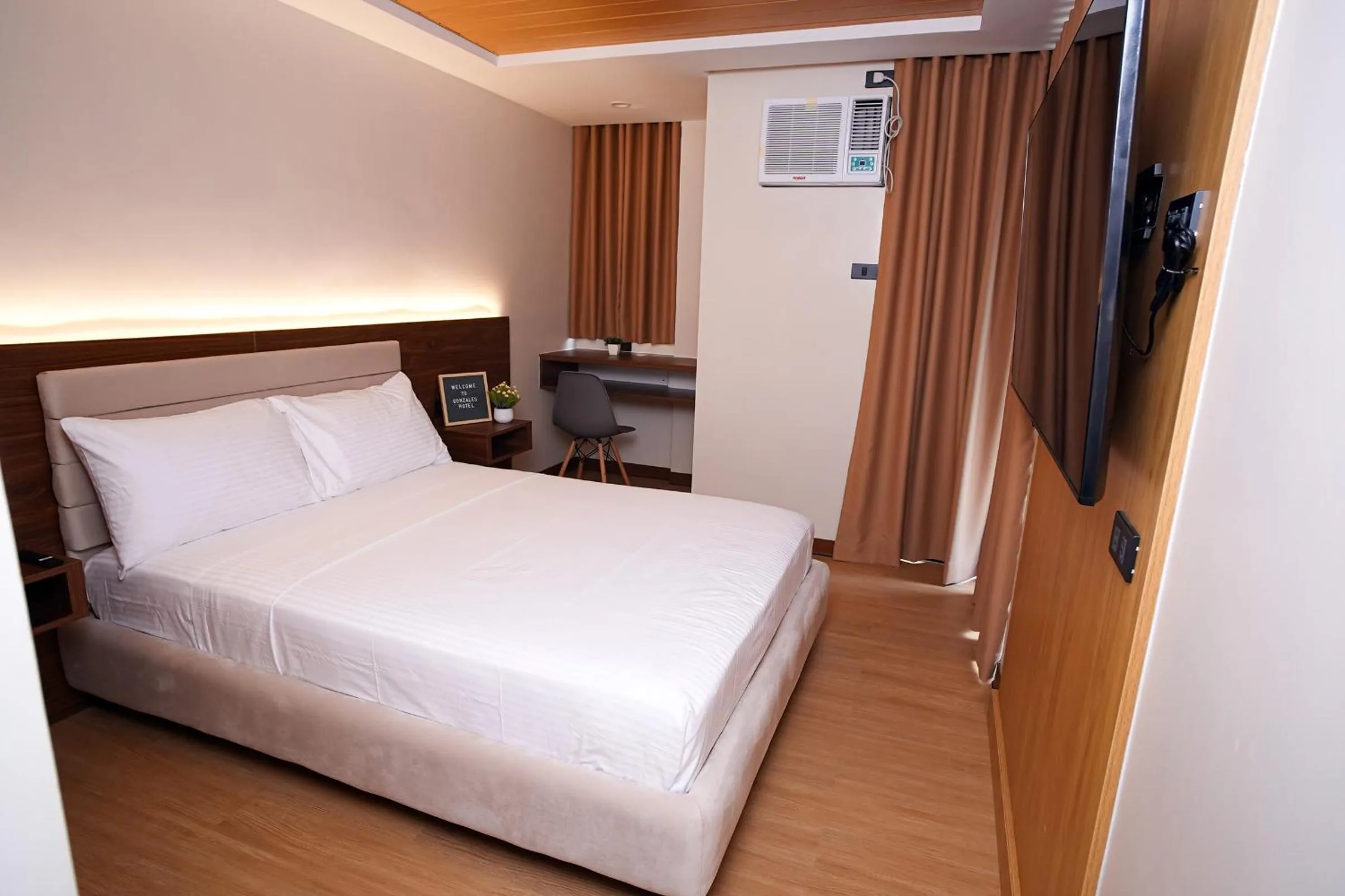 Bedroom, Bed in Gonzales Hotel