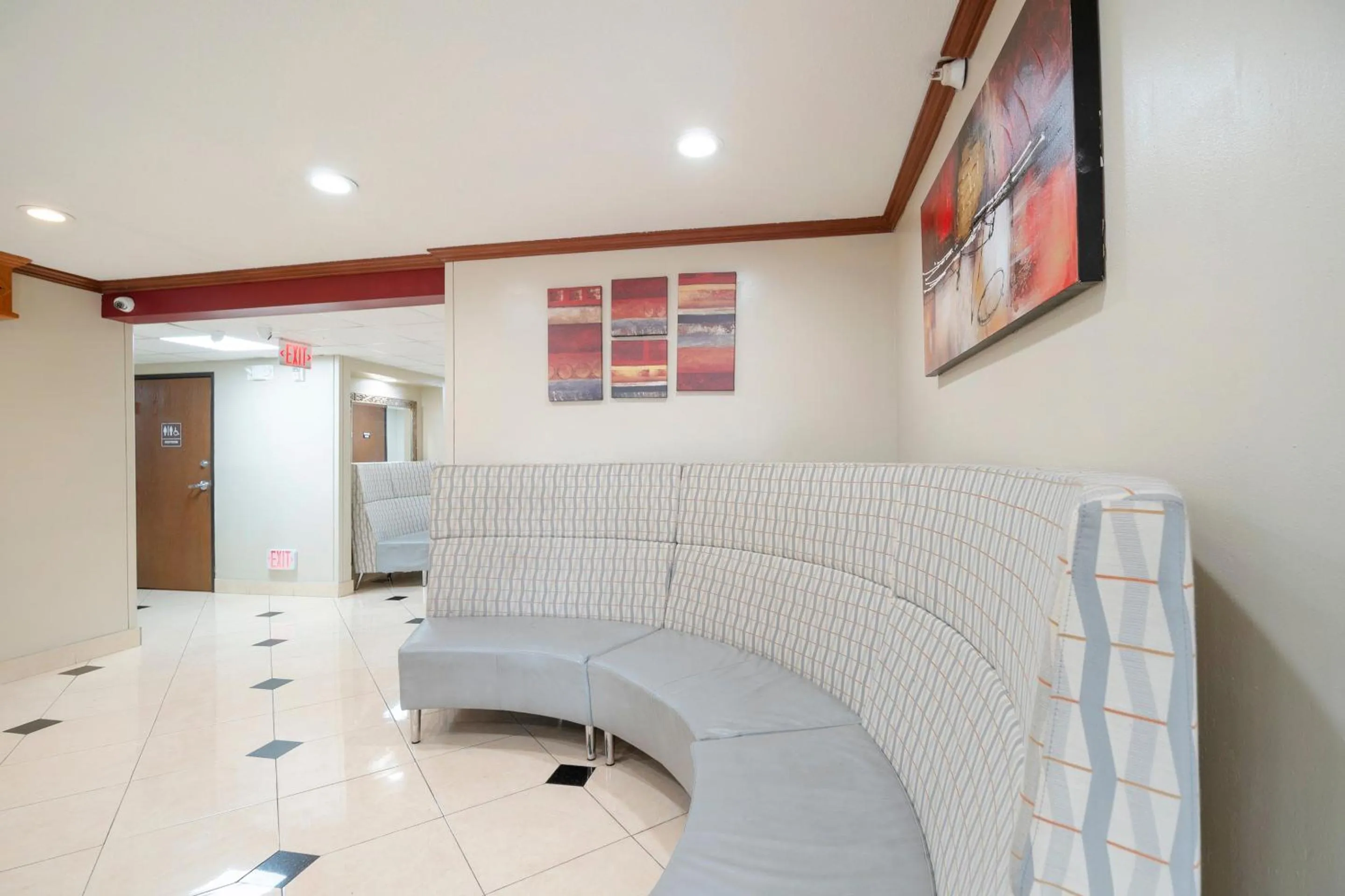 Lobby or reception in OYO Townhouse Houston Airport North