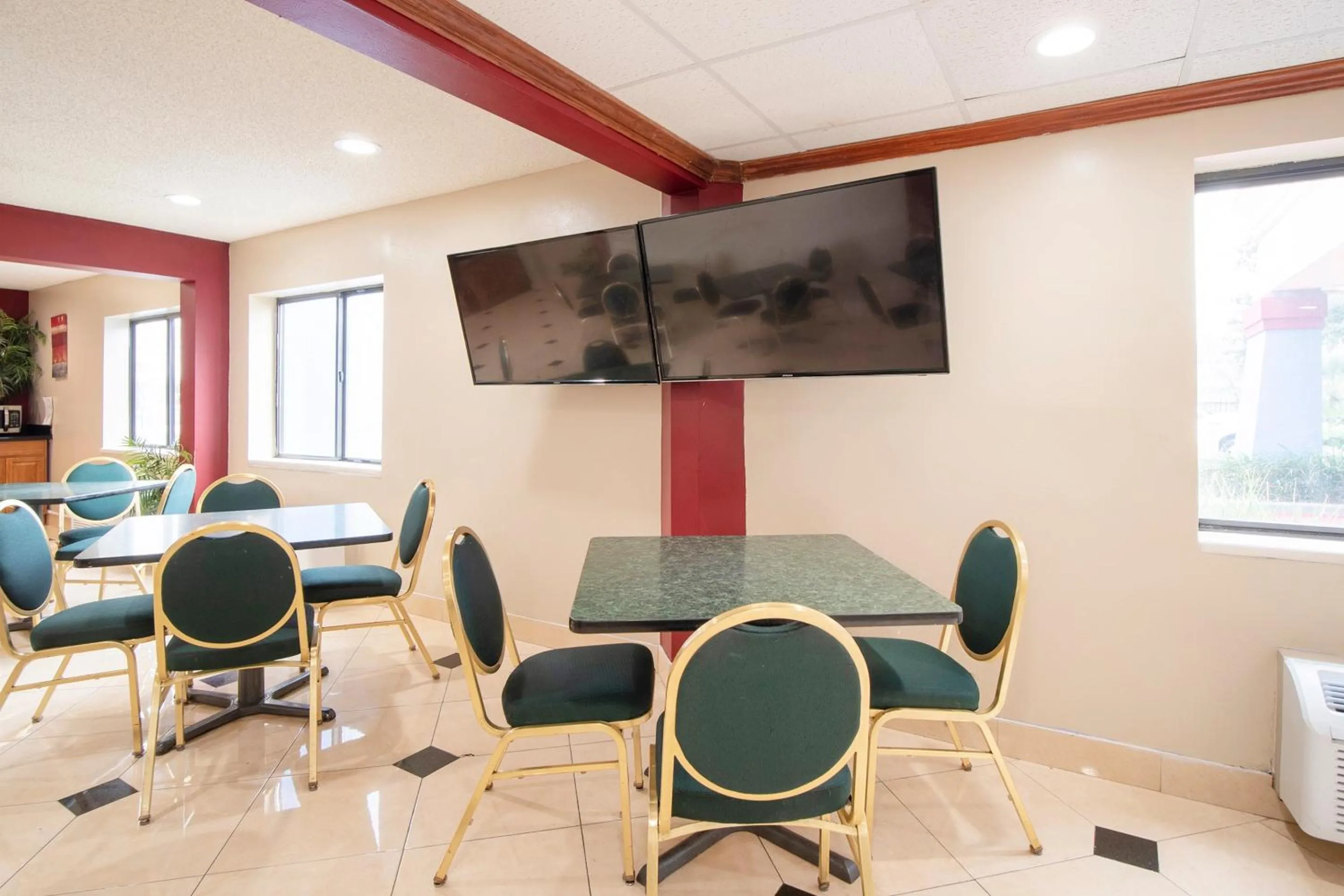 Dining area in OYO Townhouse Houston Airport North