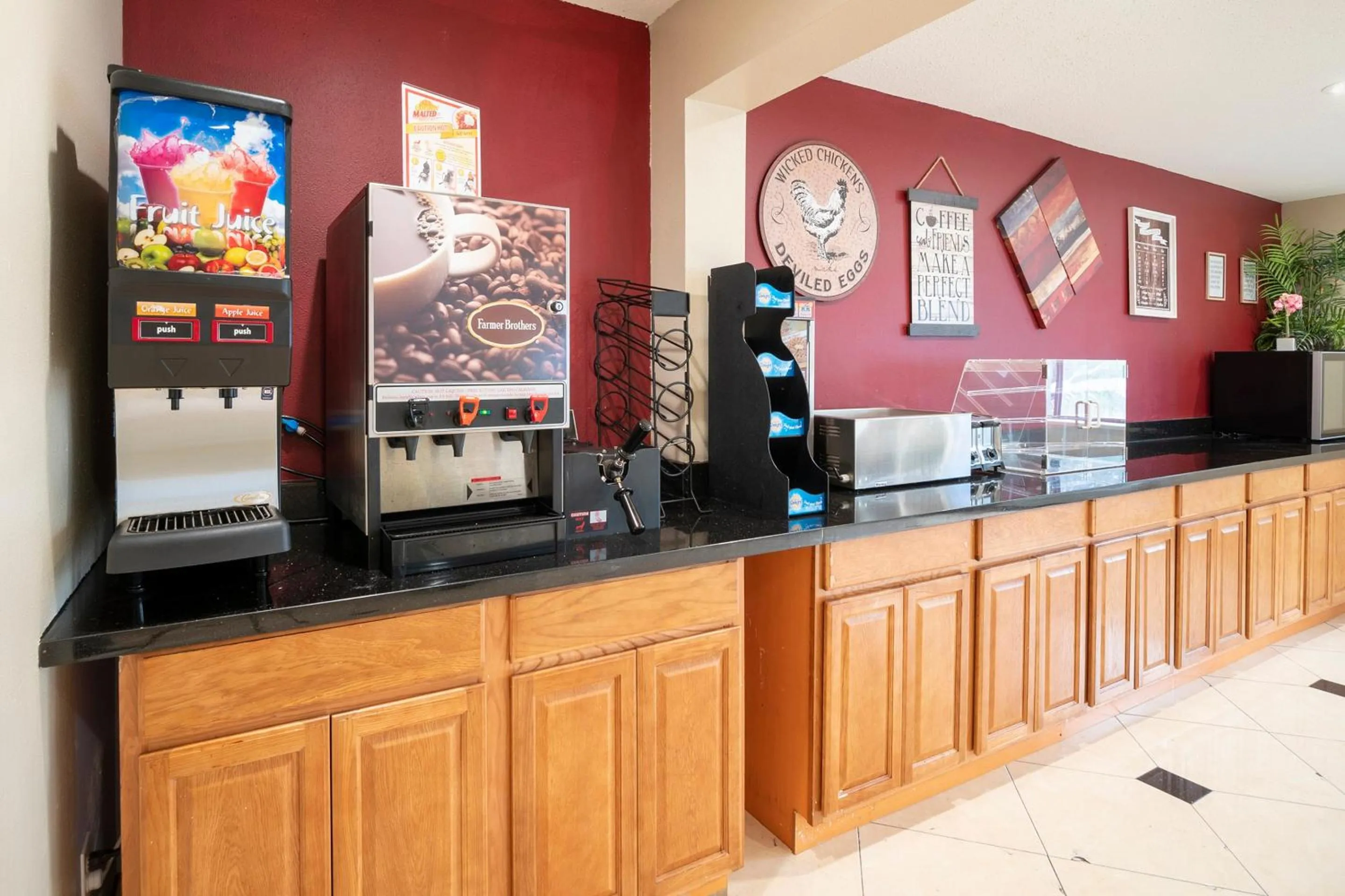 Kitchen or kitchenette in OYO Townhouse Houston Airport North