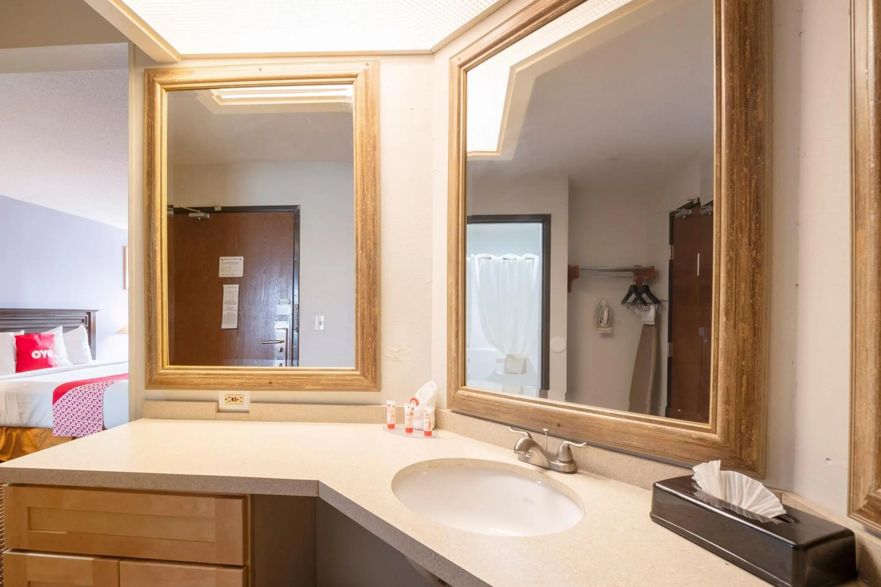 Bedroom in OYO Townhouse Houston Airport North