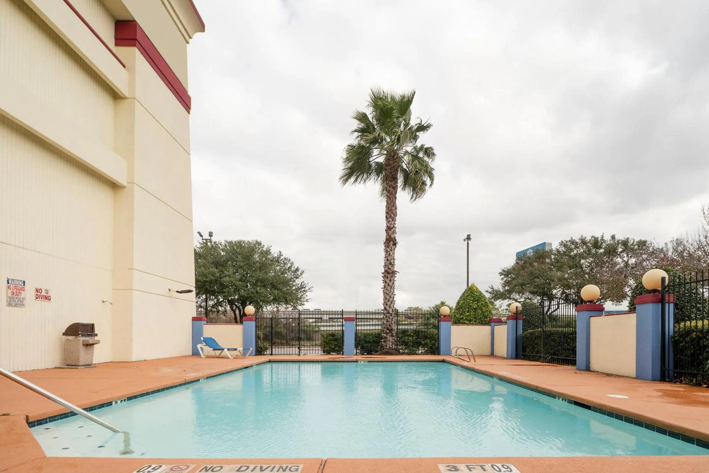 Swimming pool in OYO Townhouse Houston Airport North