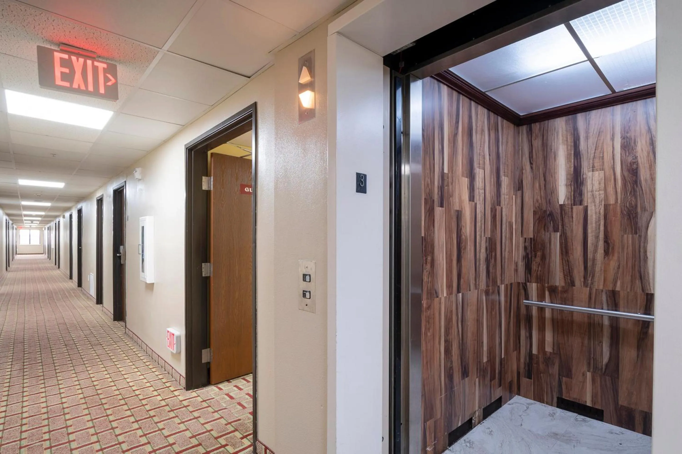 Lobby or reception in OYO Townhouse Houston Airport North