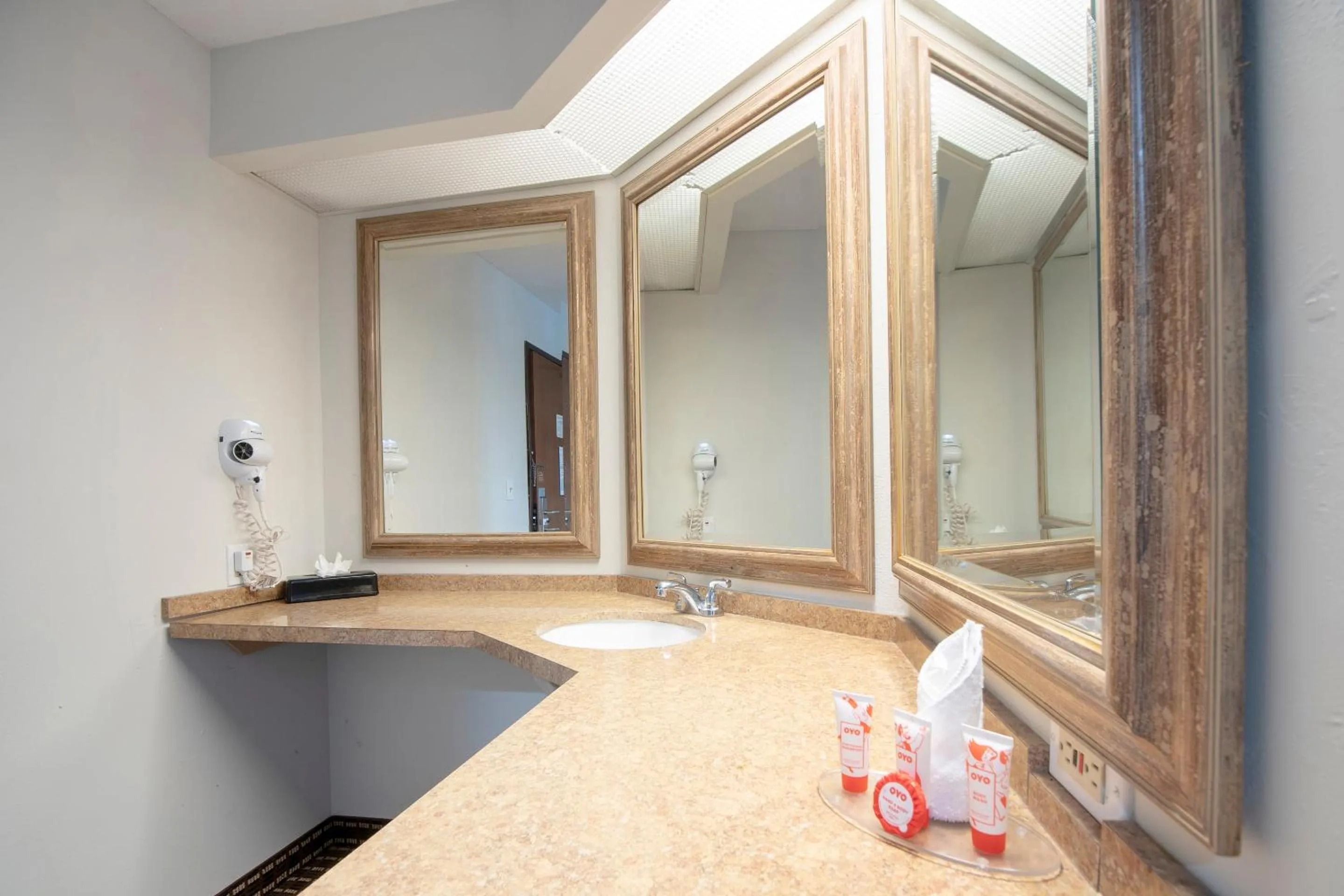 Bedroom in OYO Townhouse Houston Airport North