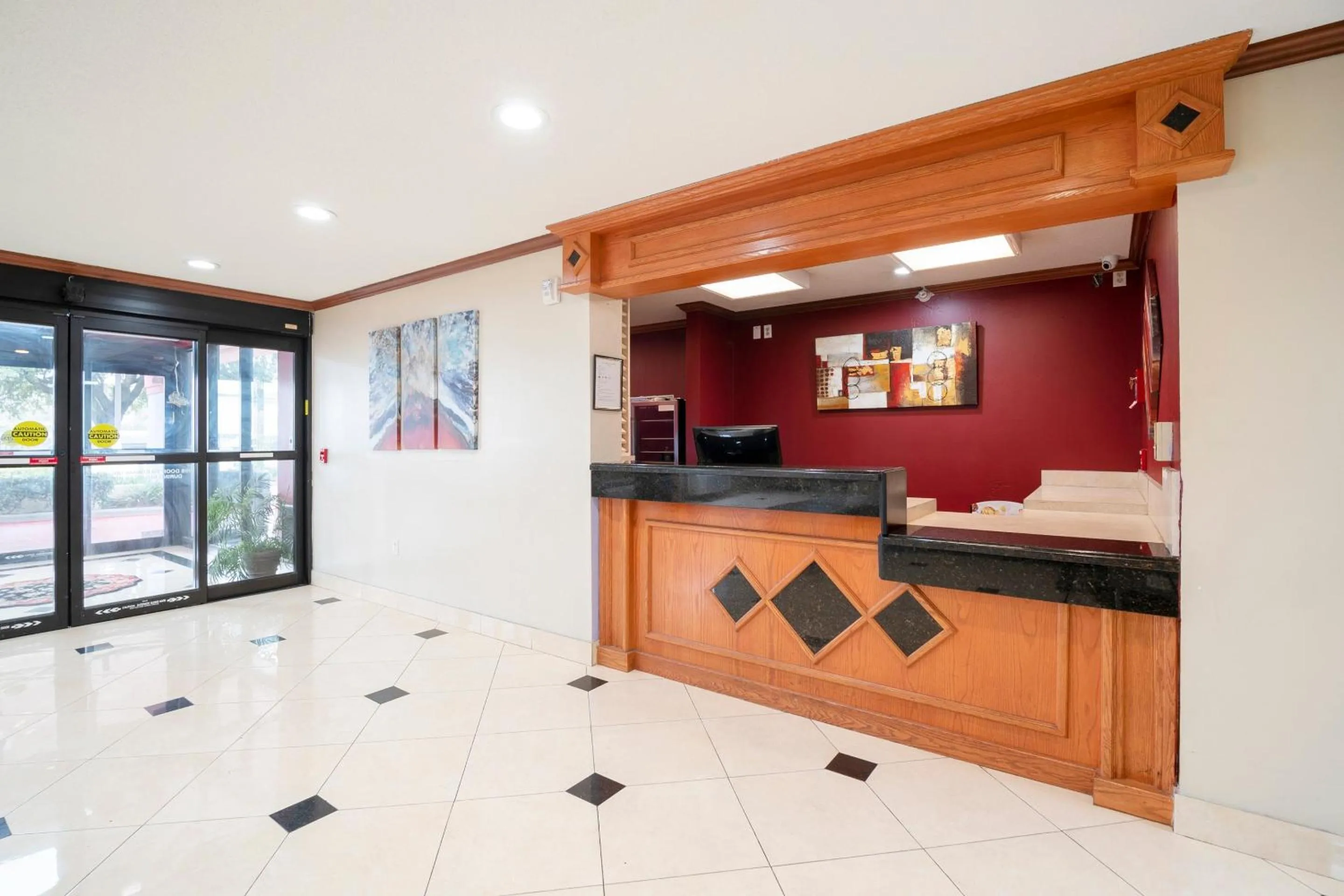 Lobby or reception in OYO Townhouse Houston Airport North