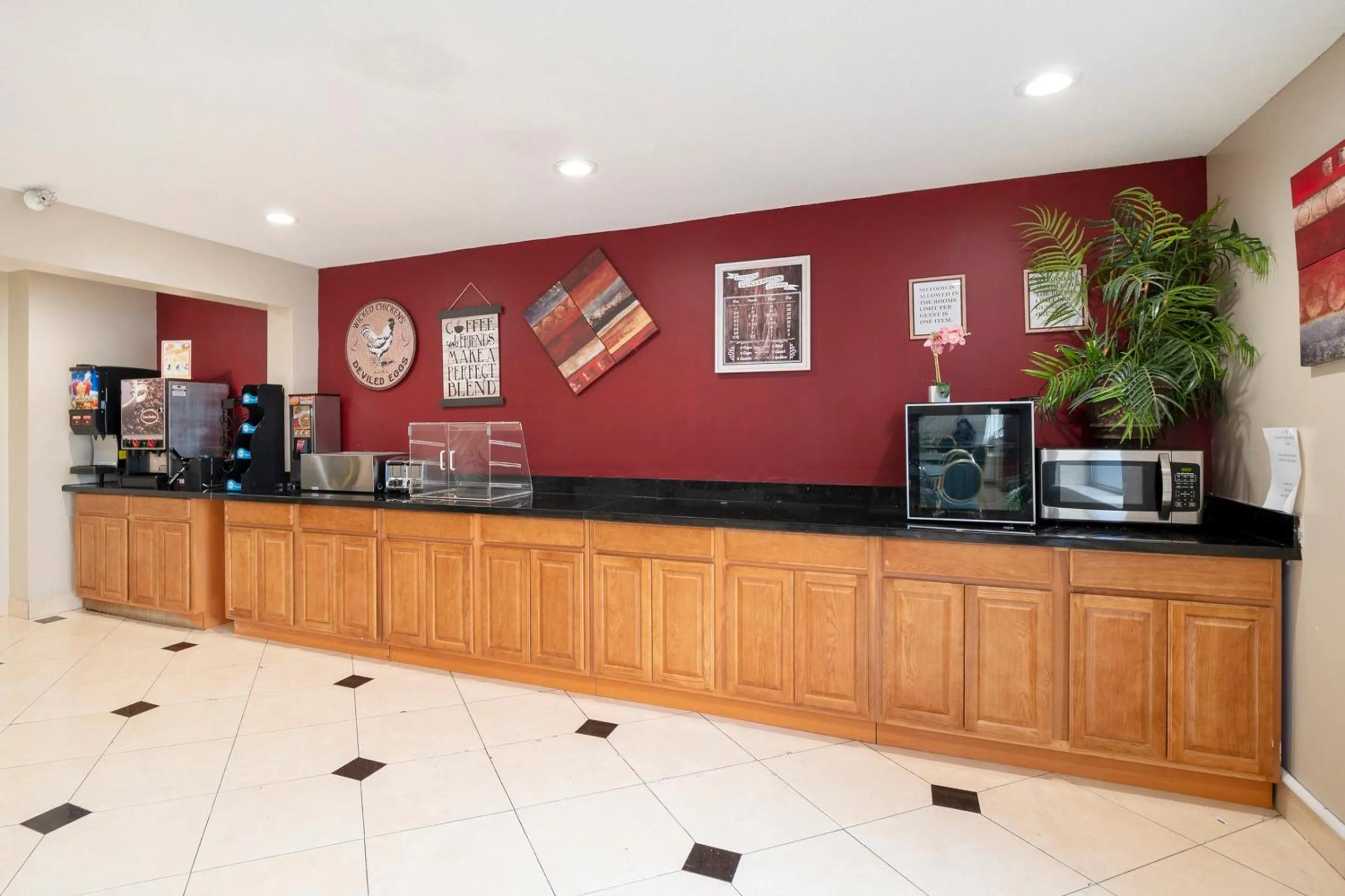 Kitchen or kitchenette in OYO Townhouse Houston Airport North