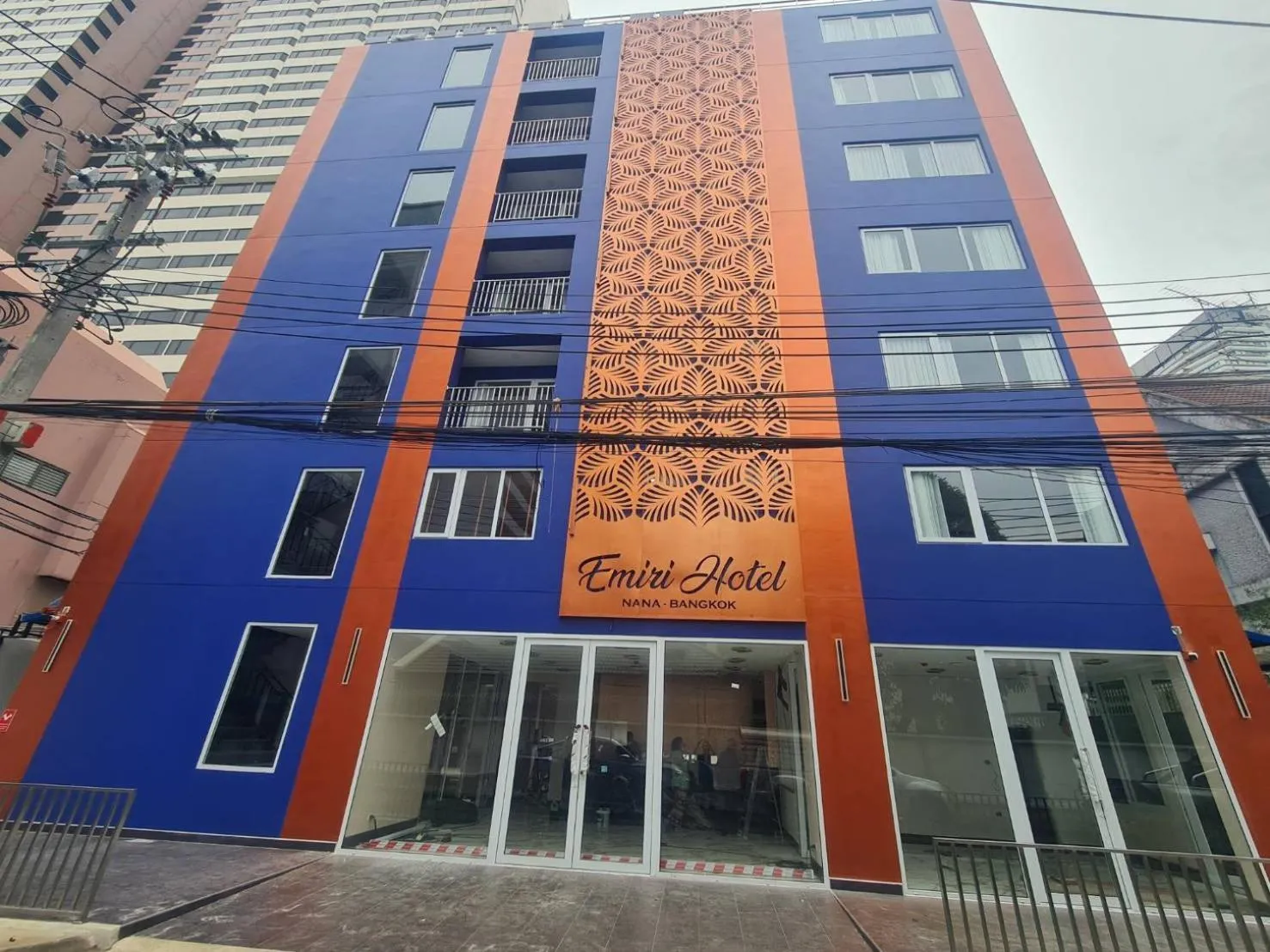 Property building in Emiri Hotel - Nana Bangkok