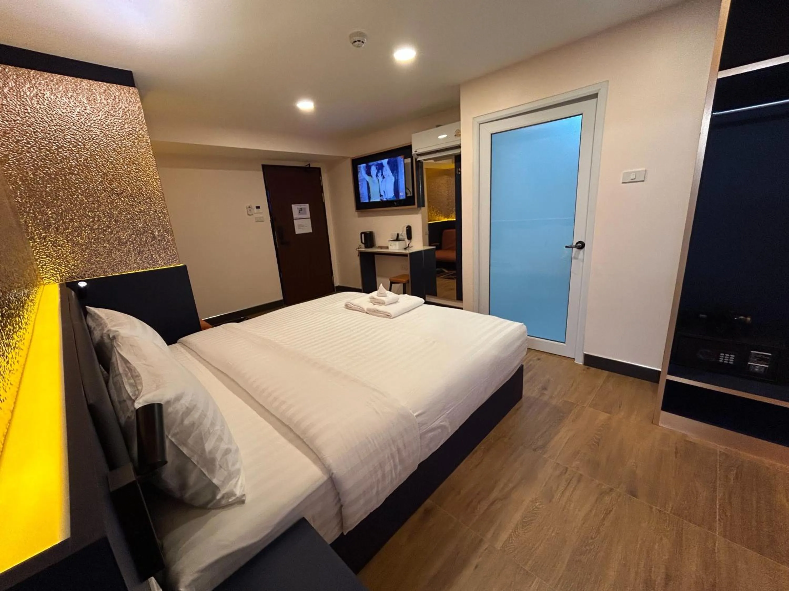 Photo of the whole room, Bed in Emiri Hotel - Nana Bangkok