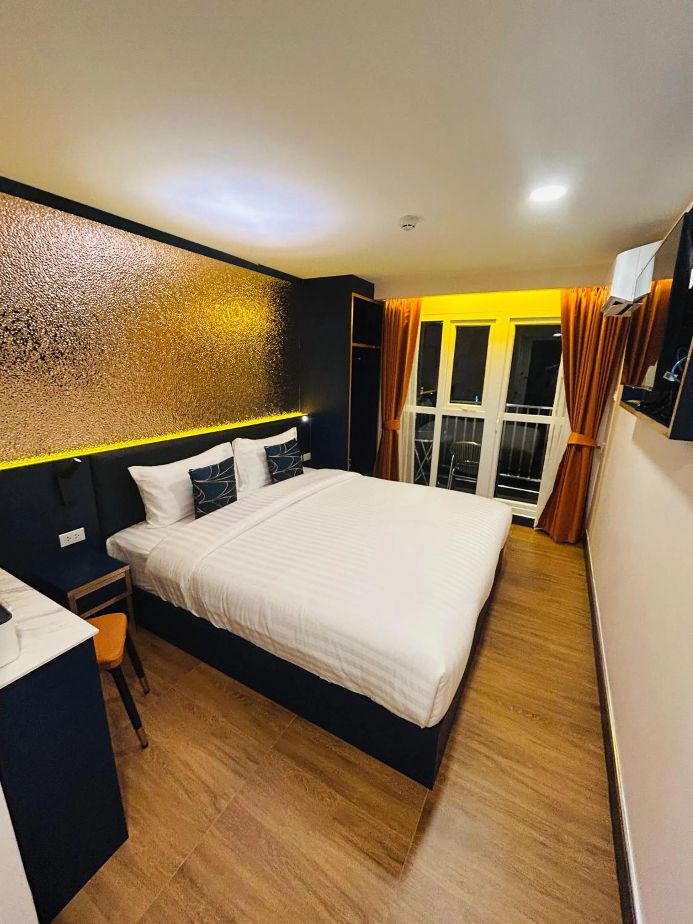 Photo of the whole room, Bed in Emiri Hotel - Nana Bangkok