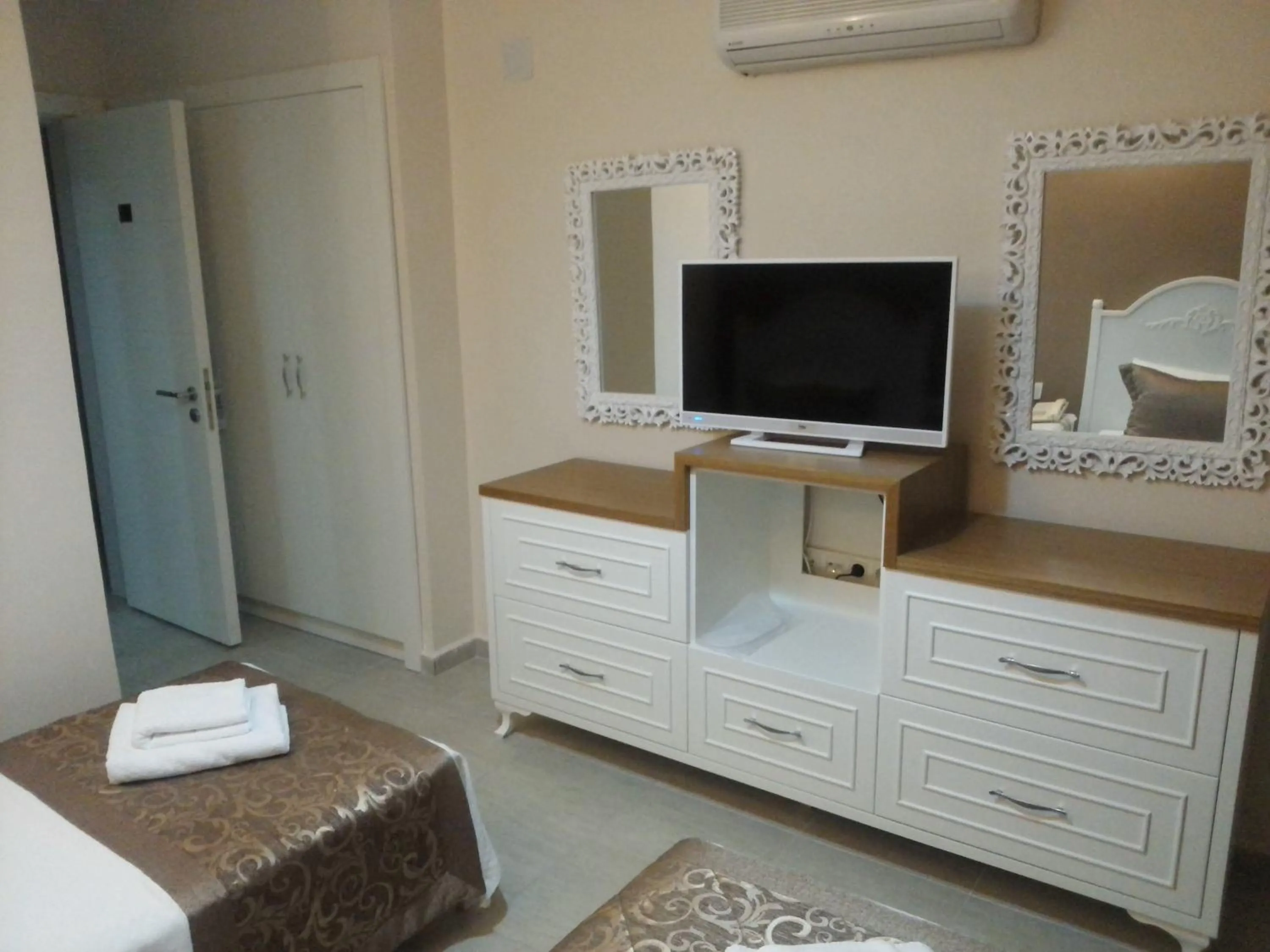 TV and multimedia, Bed in Enda Boutique Hotel Kalkan