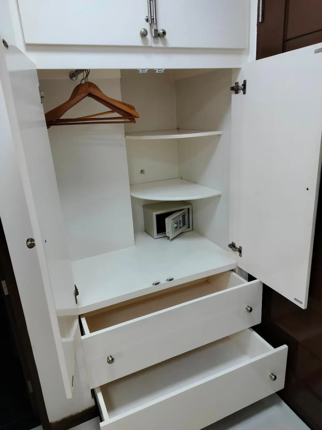 wardrobe in La grande Hotel & Residence