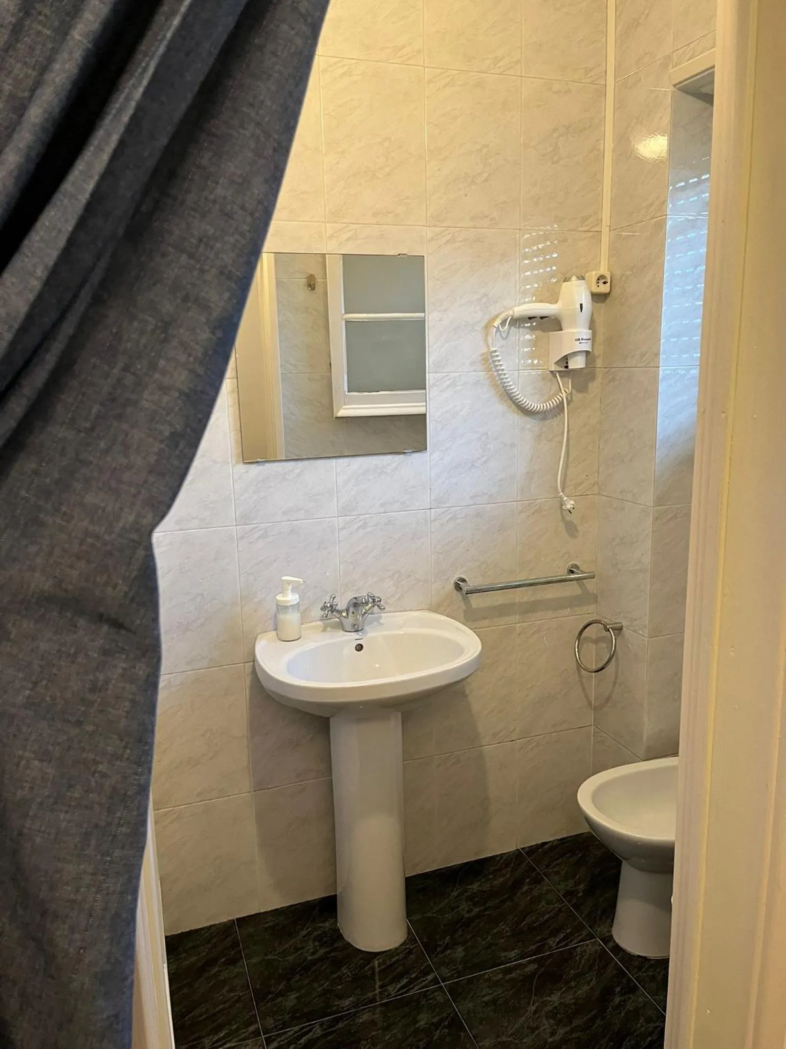 Bathroom in Alvalade II Airport Guest House