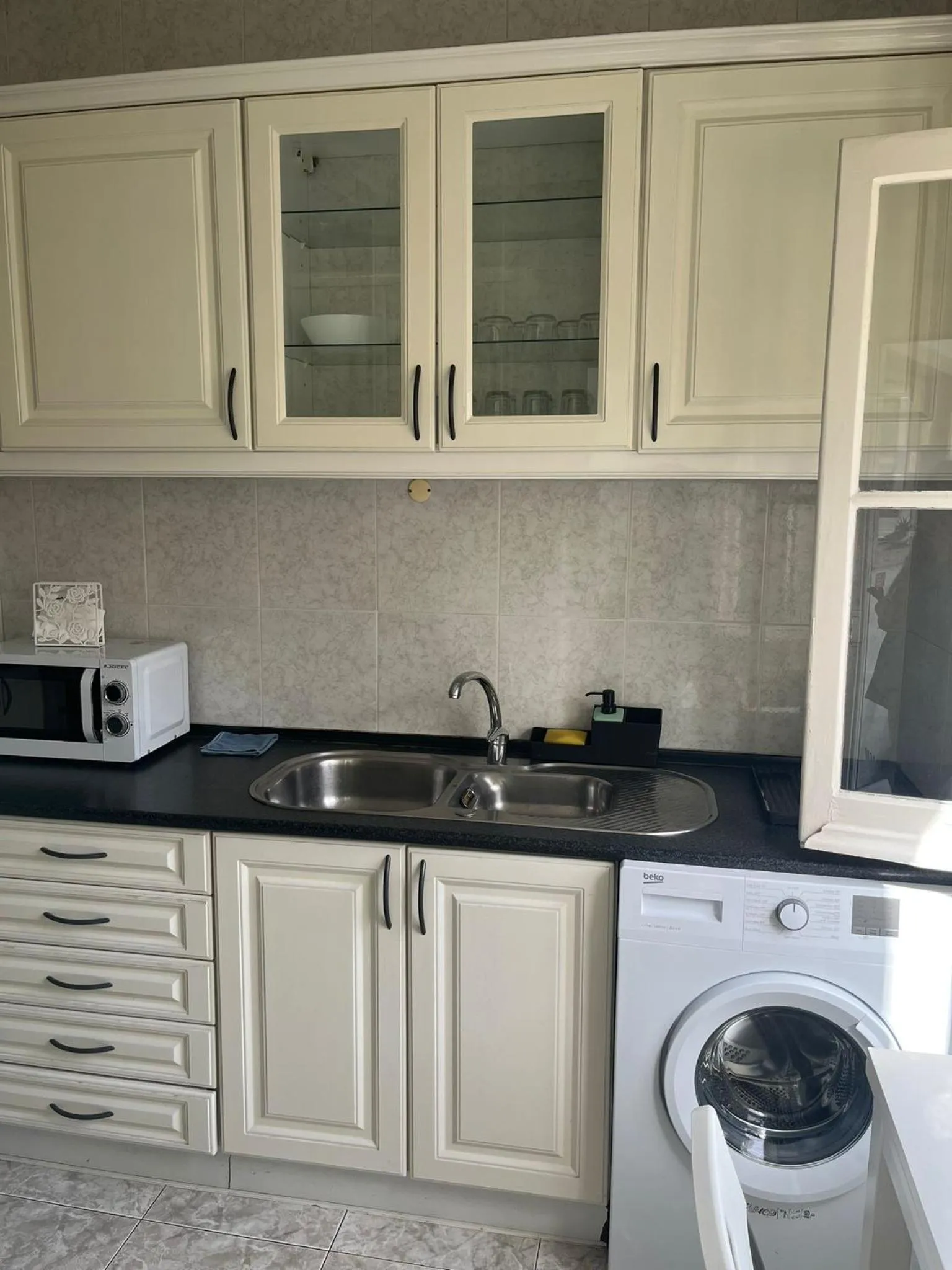 Kitchen or kitchenette in Alvalade II Airport Guest House