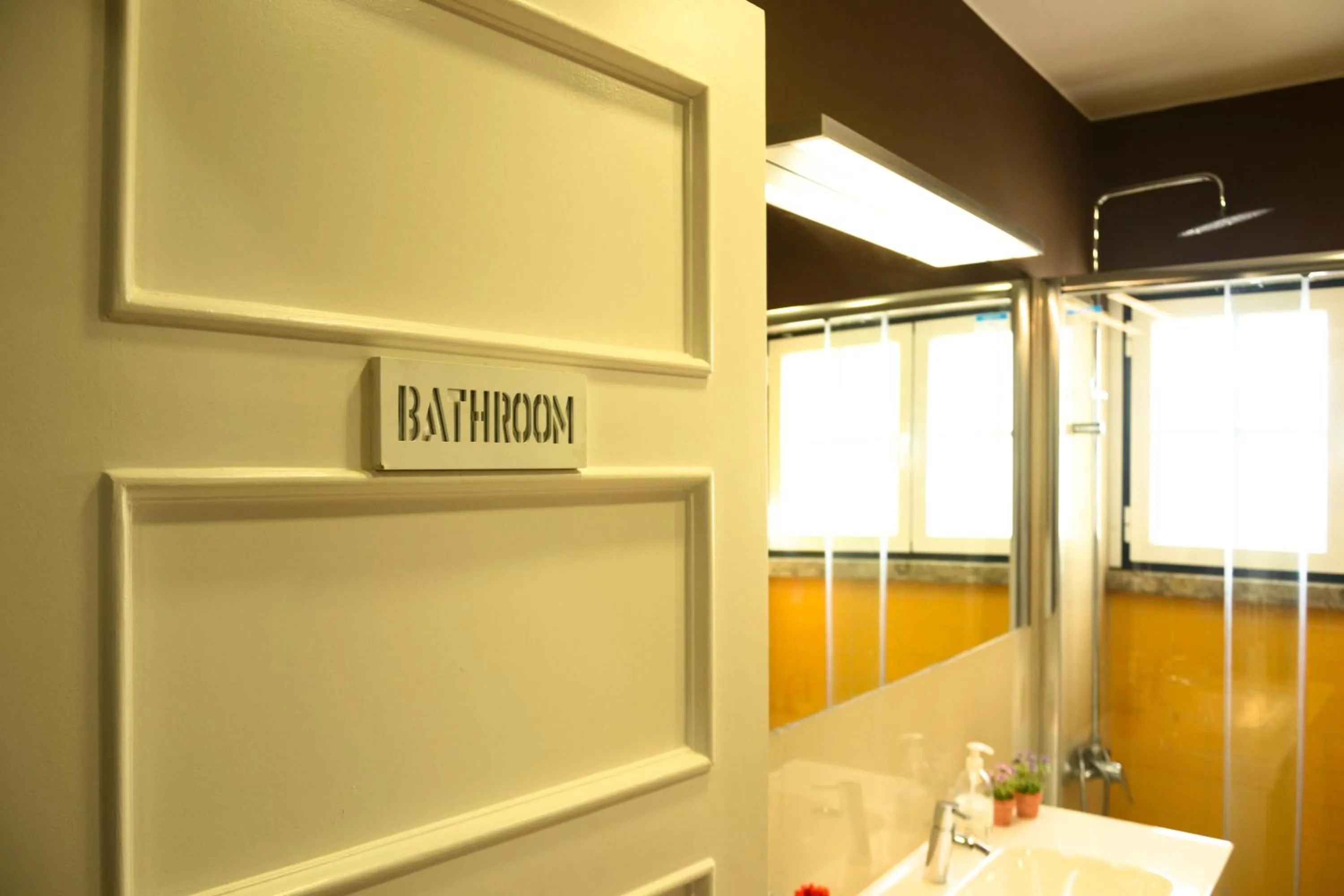 Bathroom in Alvalade II Airport Guest House